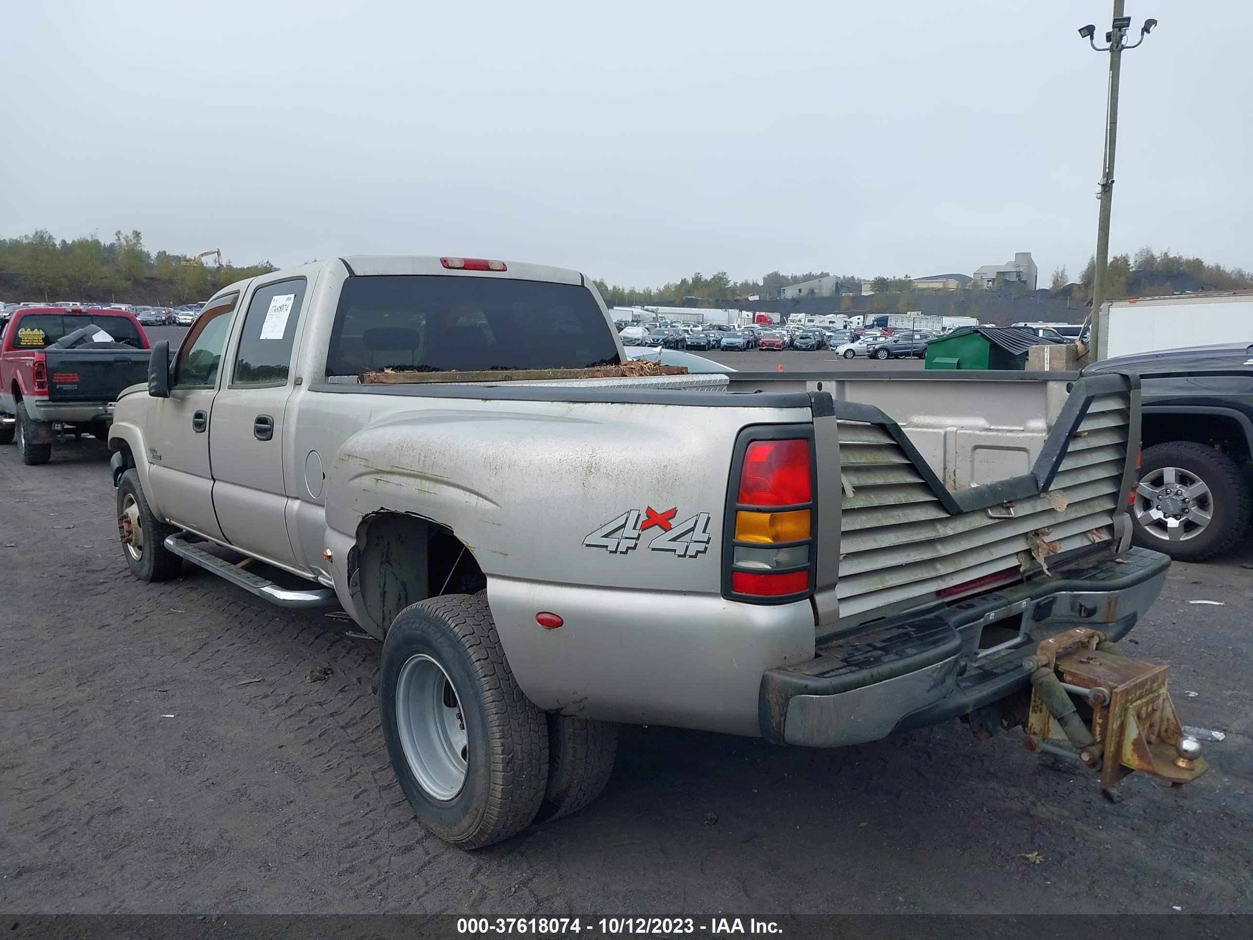 Photo 2 VIN: 1GCJK33D26F210104 - CHEVROLET SILVERADO 