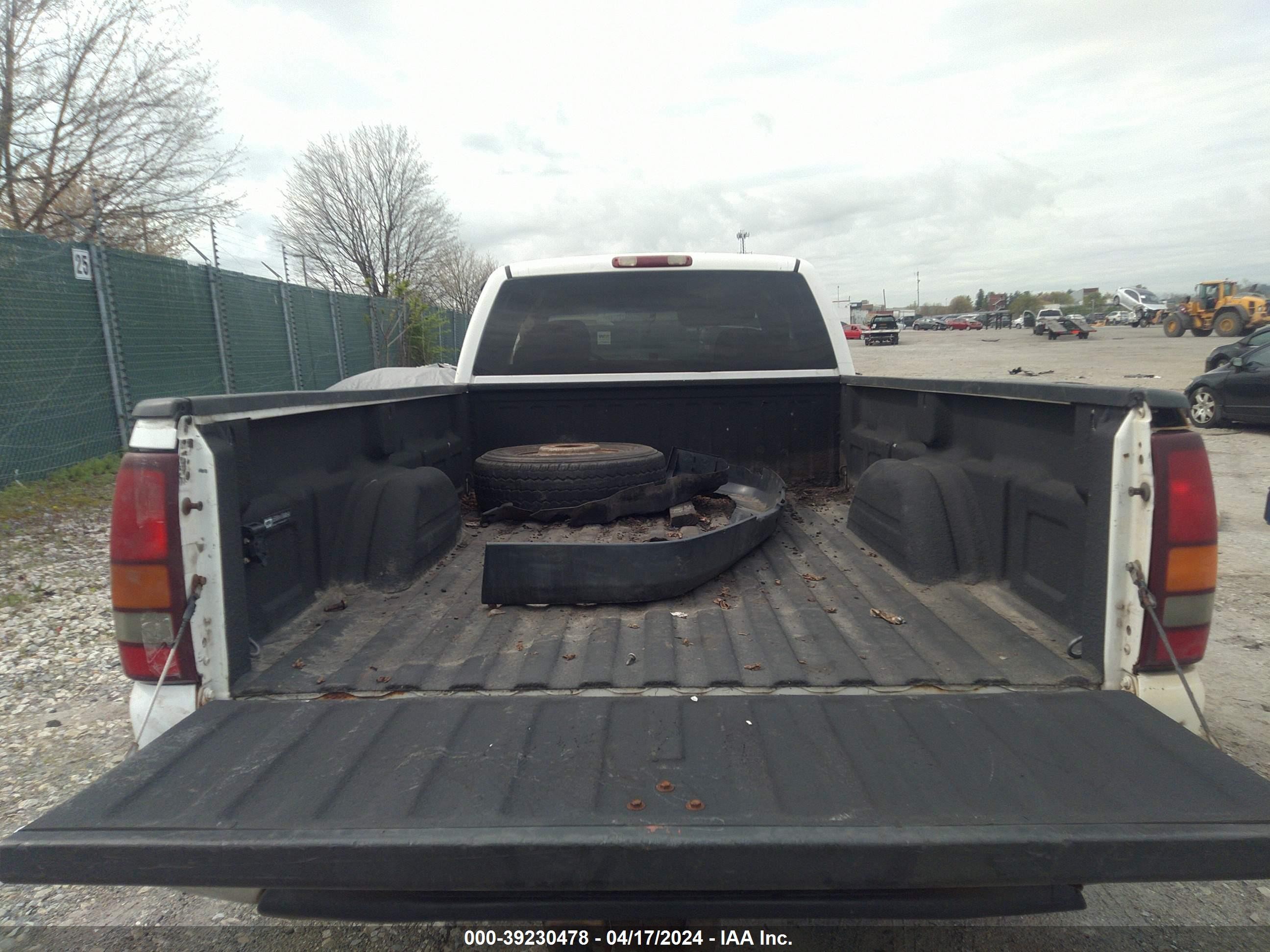 Photo 13 VIN: 1GCJK39114E158710 - CHEVROLET SILVERADO 