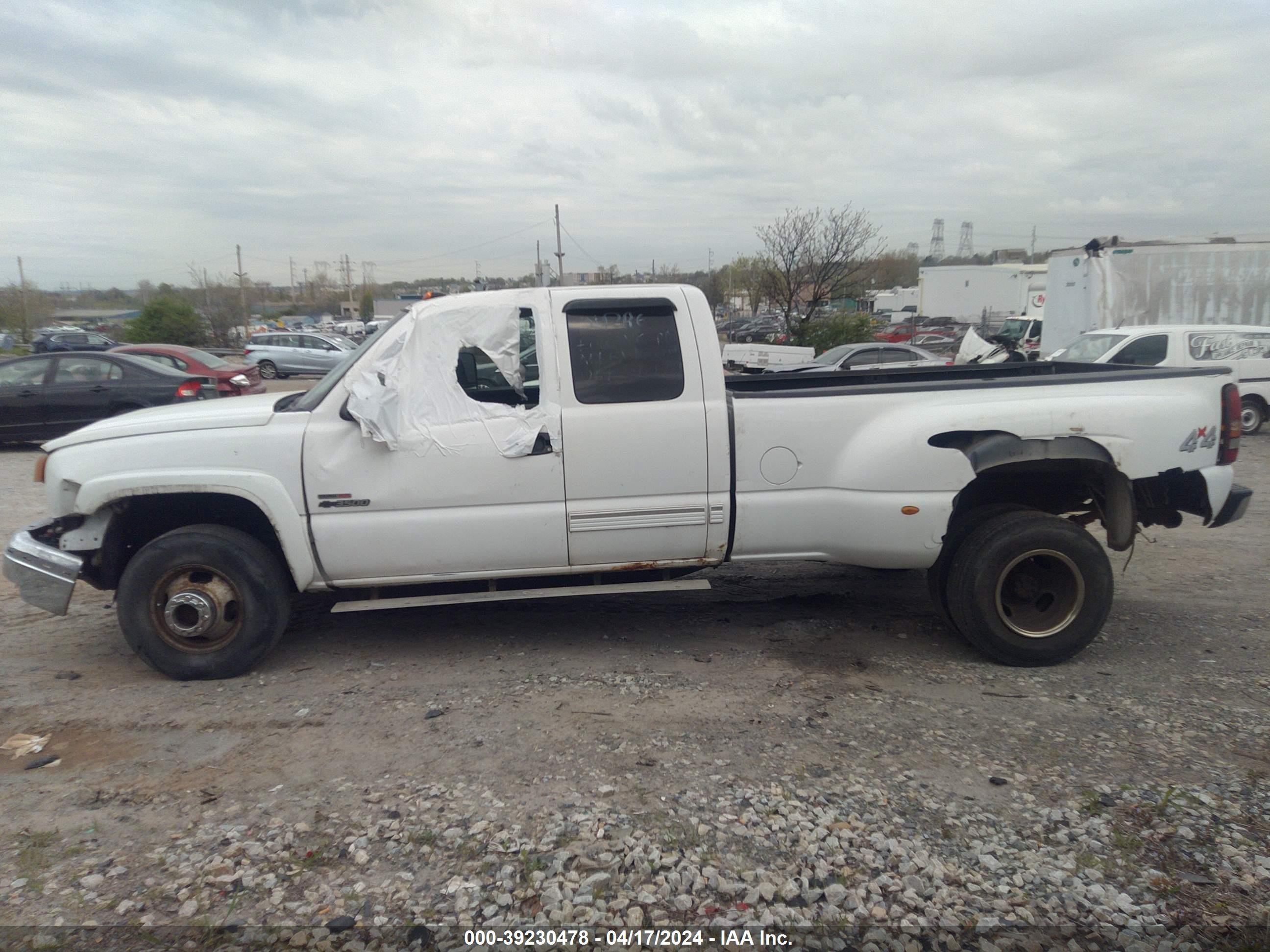 Photo 15 VIN: 1GCJK39114E158710 - CHEVROLET SILVERADO 