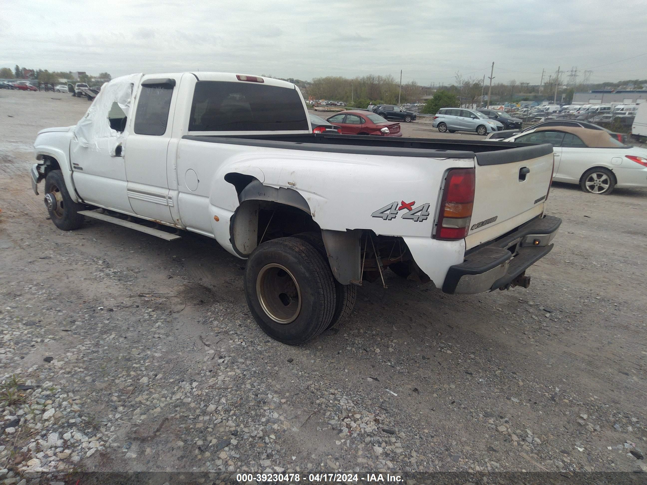 Photo 2 VIN: 1GCJK39114E158710 - CHEVROLET SILVERADO 