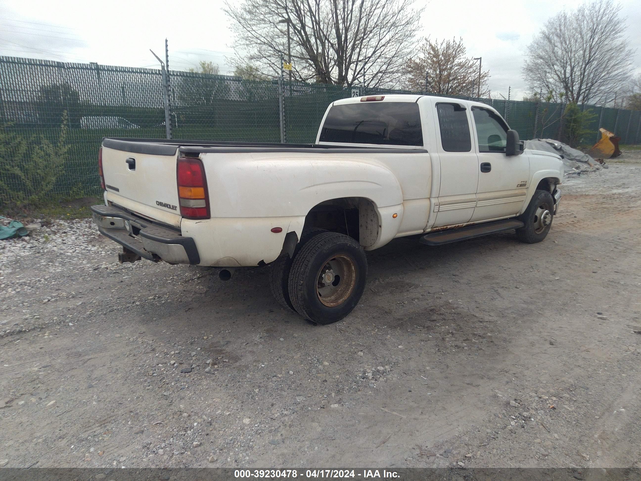 Photo 3 VIN: 1GCJK39114E158710 - CHEVROLET SILVERADO 