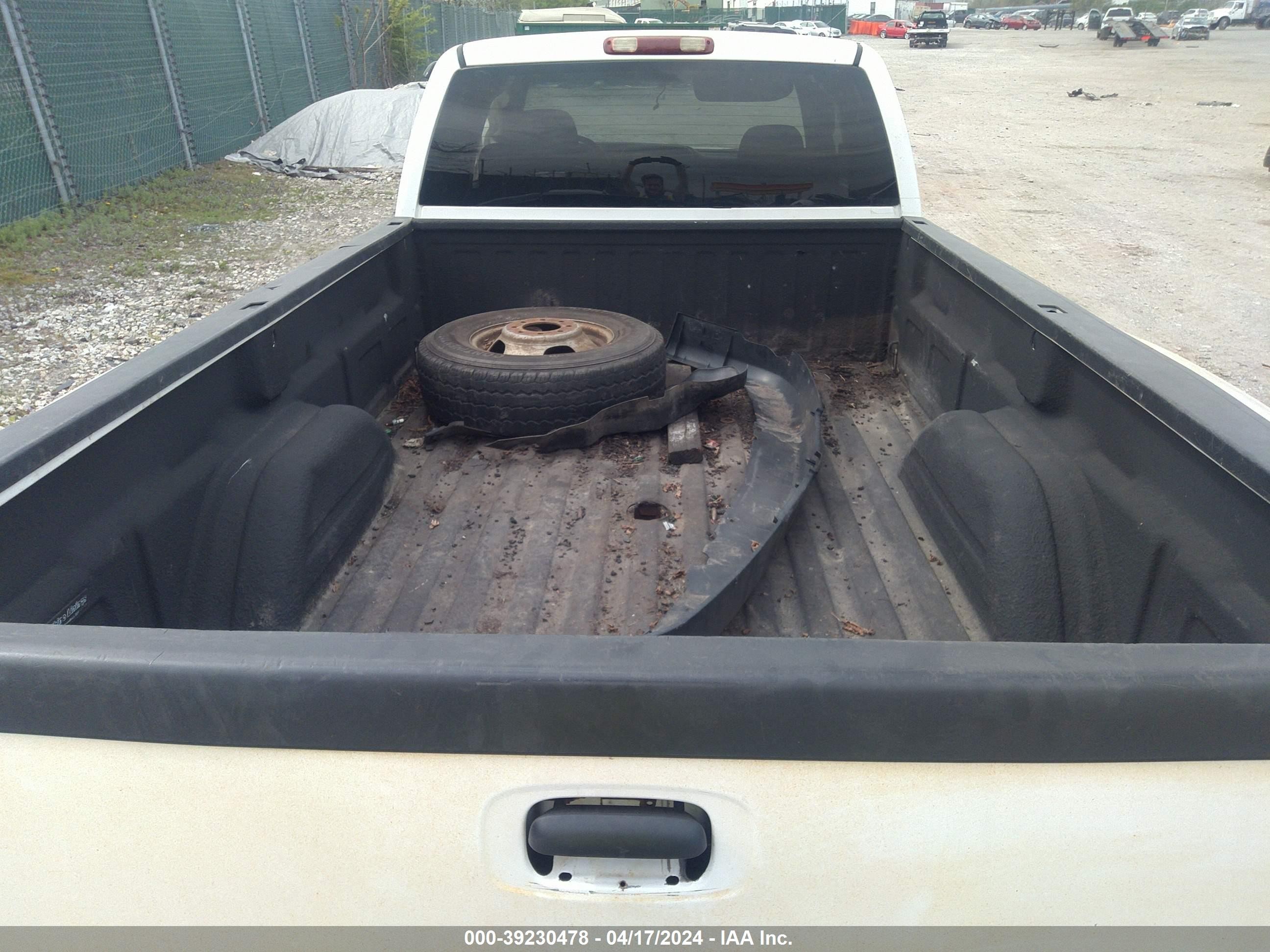 Photo 5 VIN: 1GCJK39114E158710 - CHEVROLET SILVERADO 