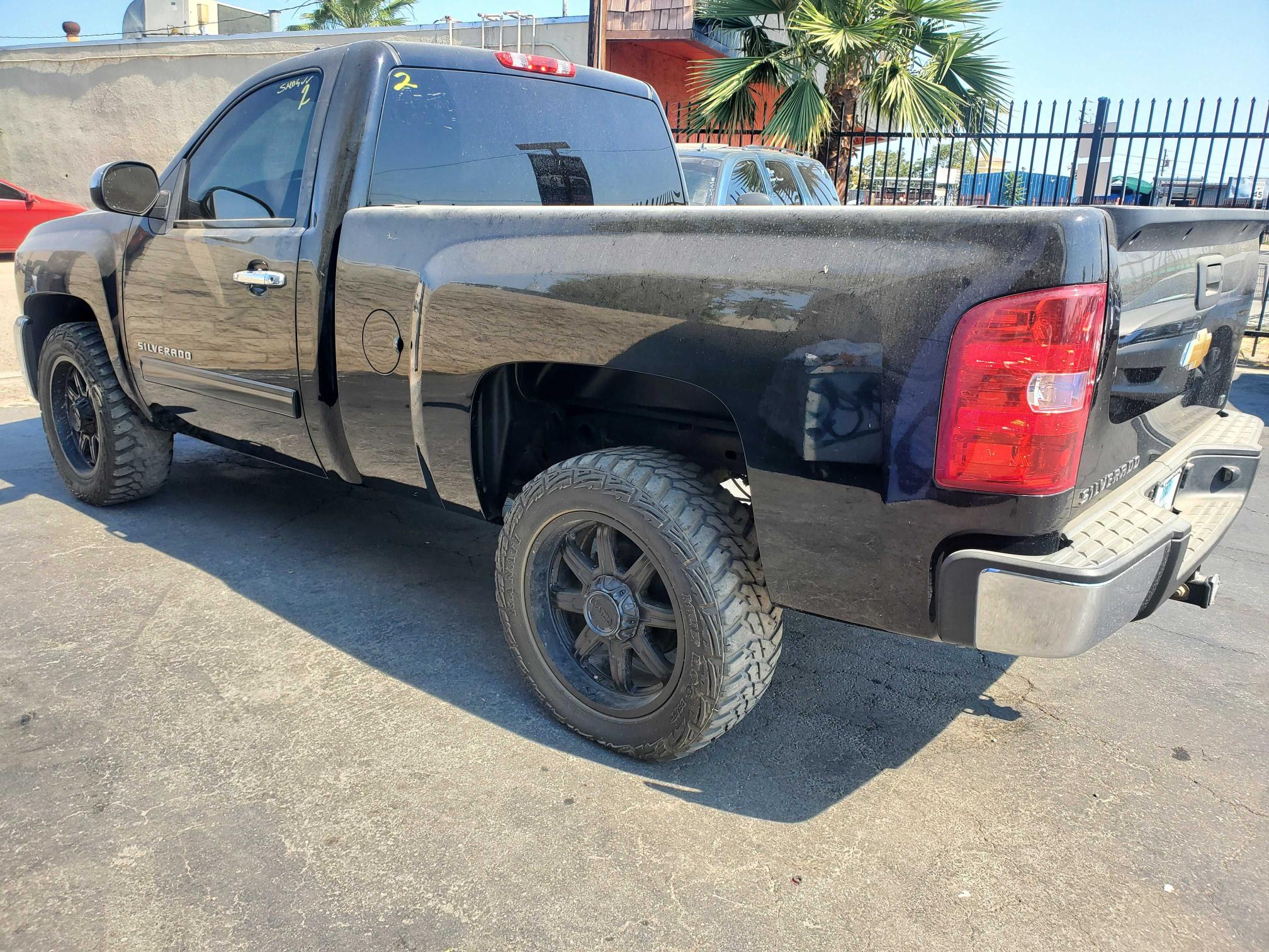 Photo 2 VIN: 1GCNCSE02DZ189124 - CHEVROLET SILVERADO 