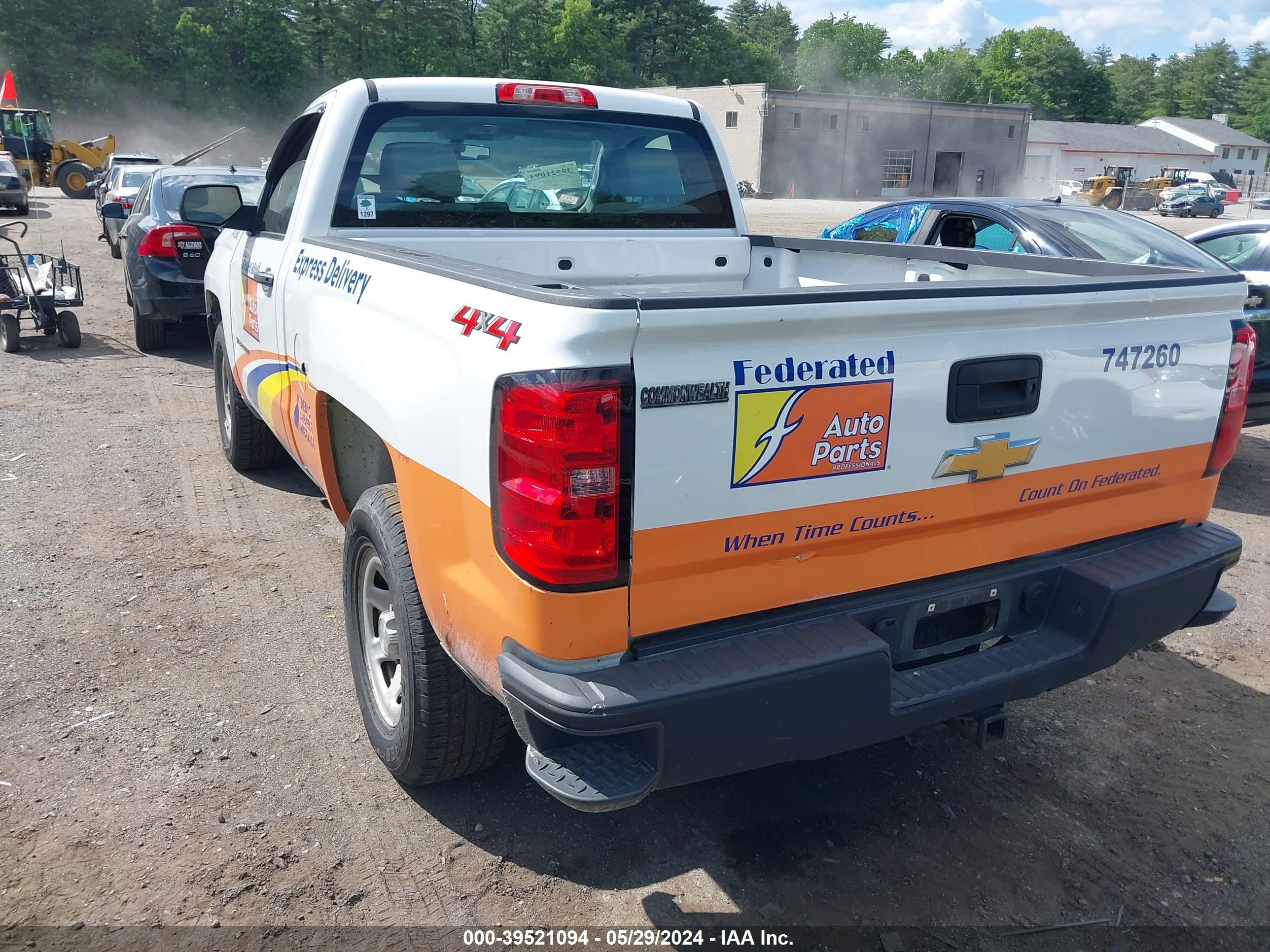 Photo 2 VIN: 1GCNKNEH8JZ145621 - CHEVROLET SILVERADO 