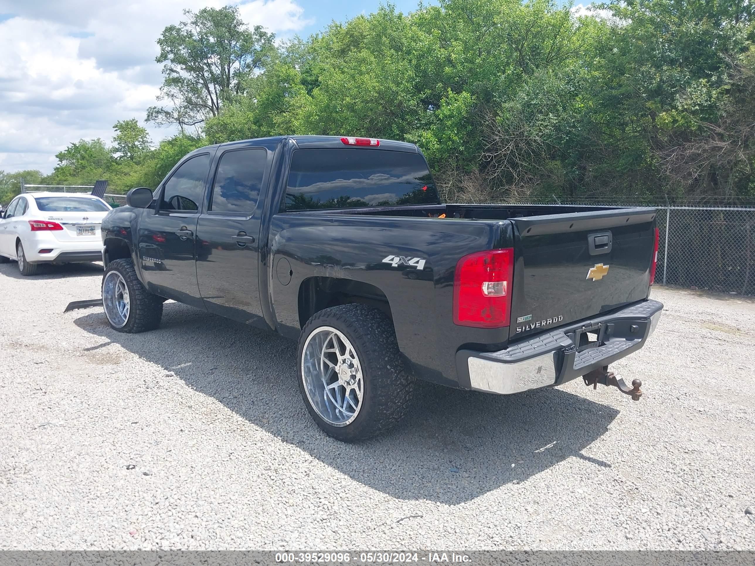 Photo 2 VIN: 1GCPKSE74CF158661 - CHEVROLET SILVERADO 