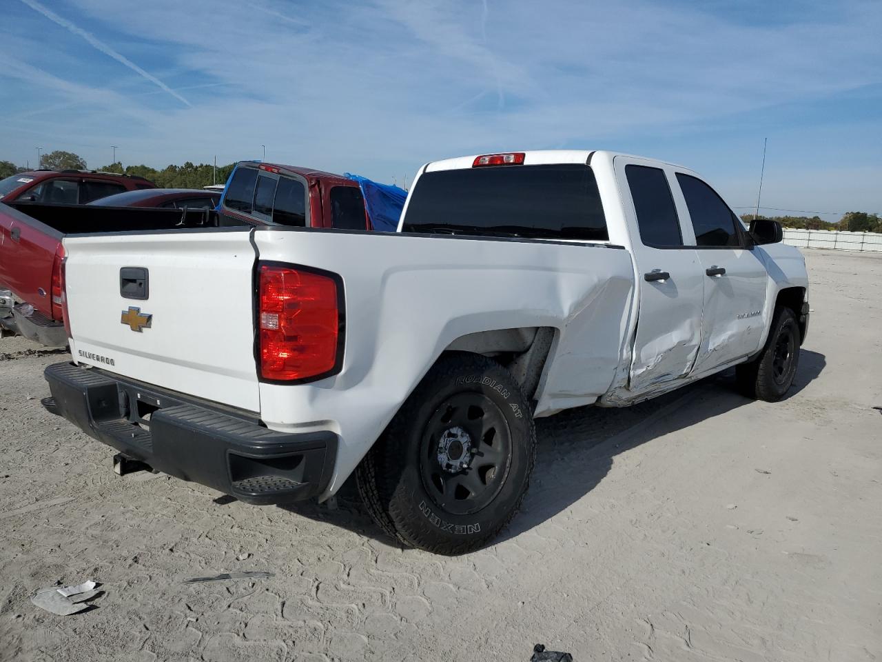 Photo 2 VIN: 1GCRCPEC4FZ425588 - CHEVROLET SILVERADO 