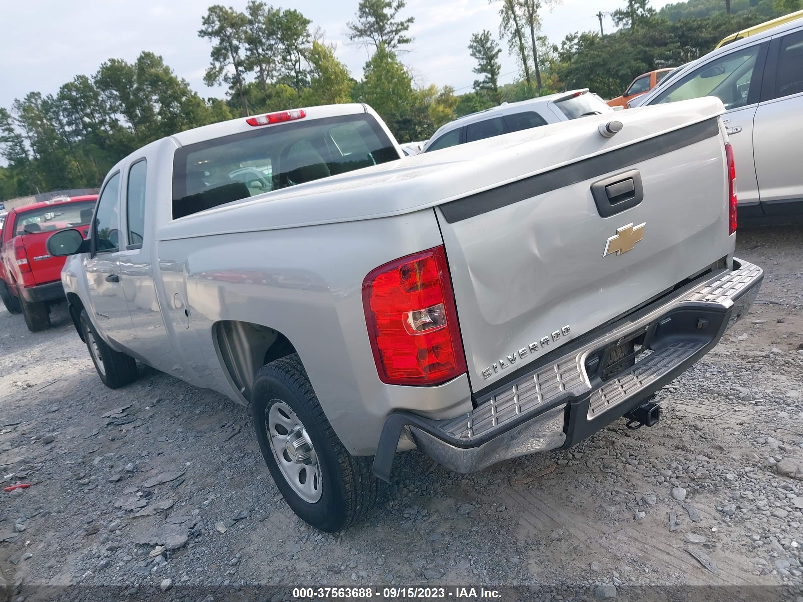 Photo 2 VIN: 1GCRCPEX6BZ356481 - CHEVROLET SILVERADO 