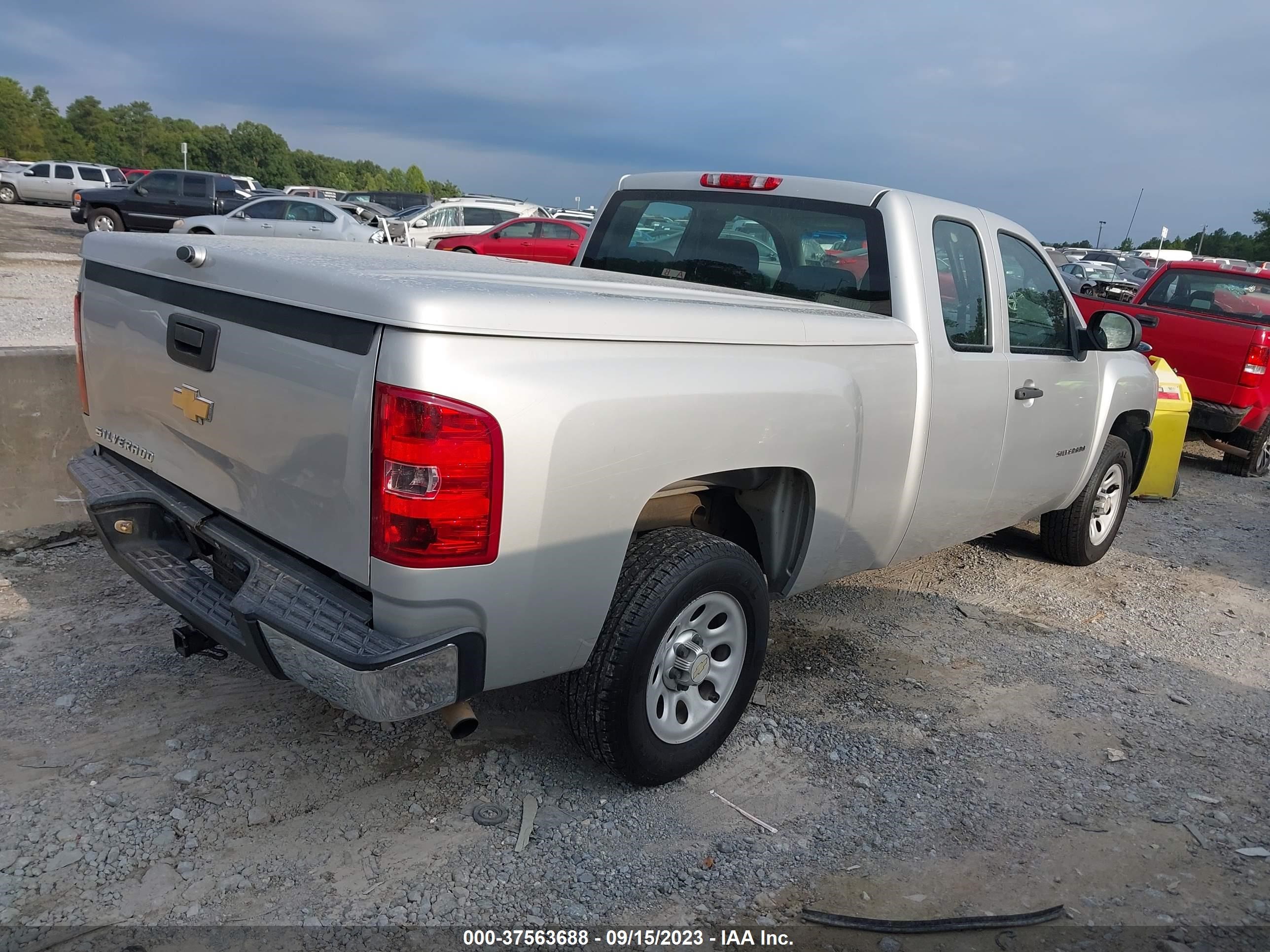 Photo 3 VIN: 1GCRCPEX6BZ356481 - CHEVROLET SILVERADO 