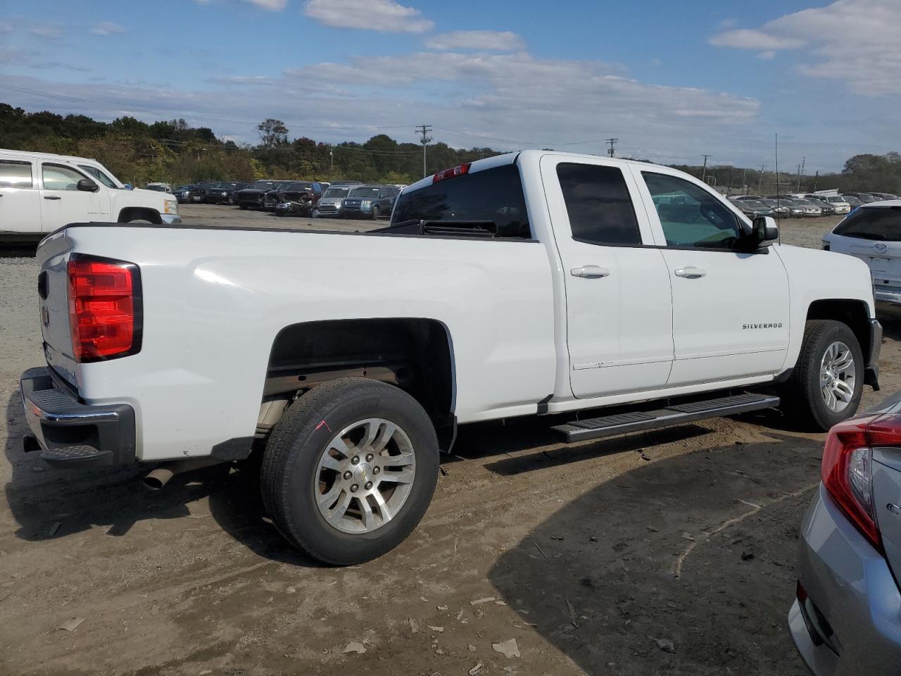 Photo 2 VIN: 1GCRCREC3JZ330881 - CHEVROLET SILVERADO 