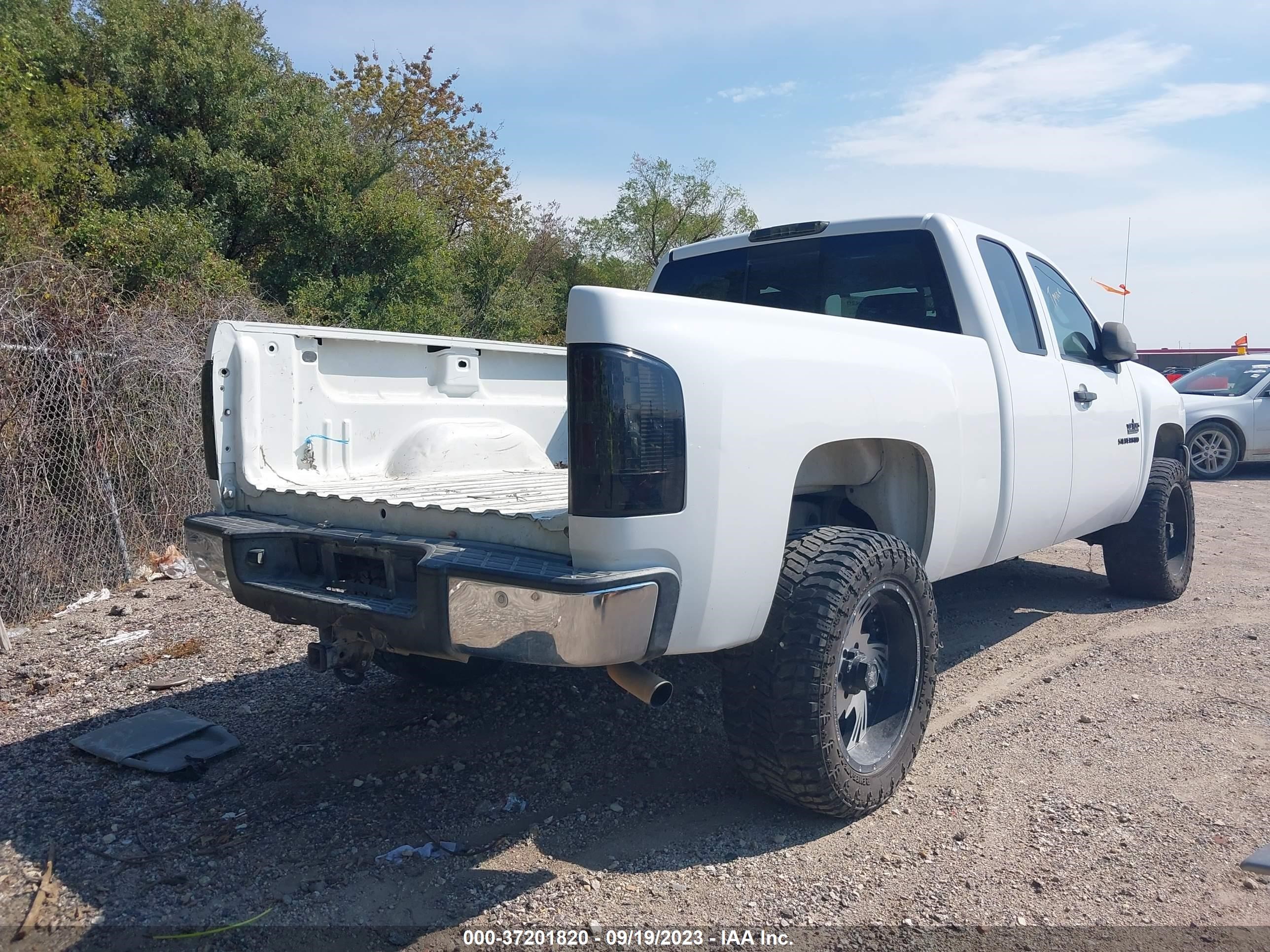 Photo 3 VIN: 1GCRCSE00BZ283050 - CHEVROLET SILVERADO 