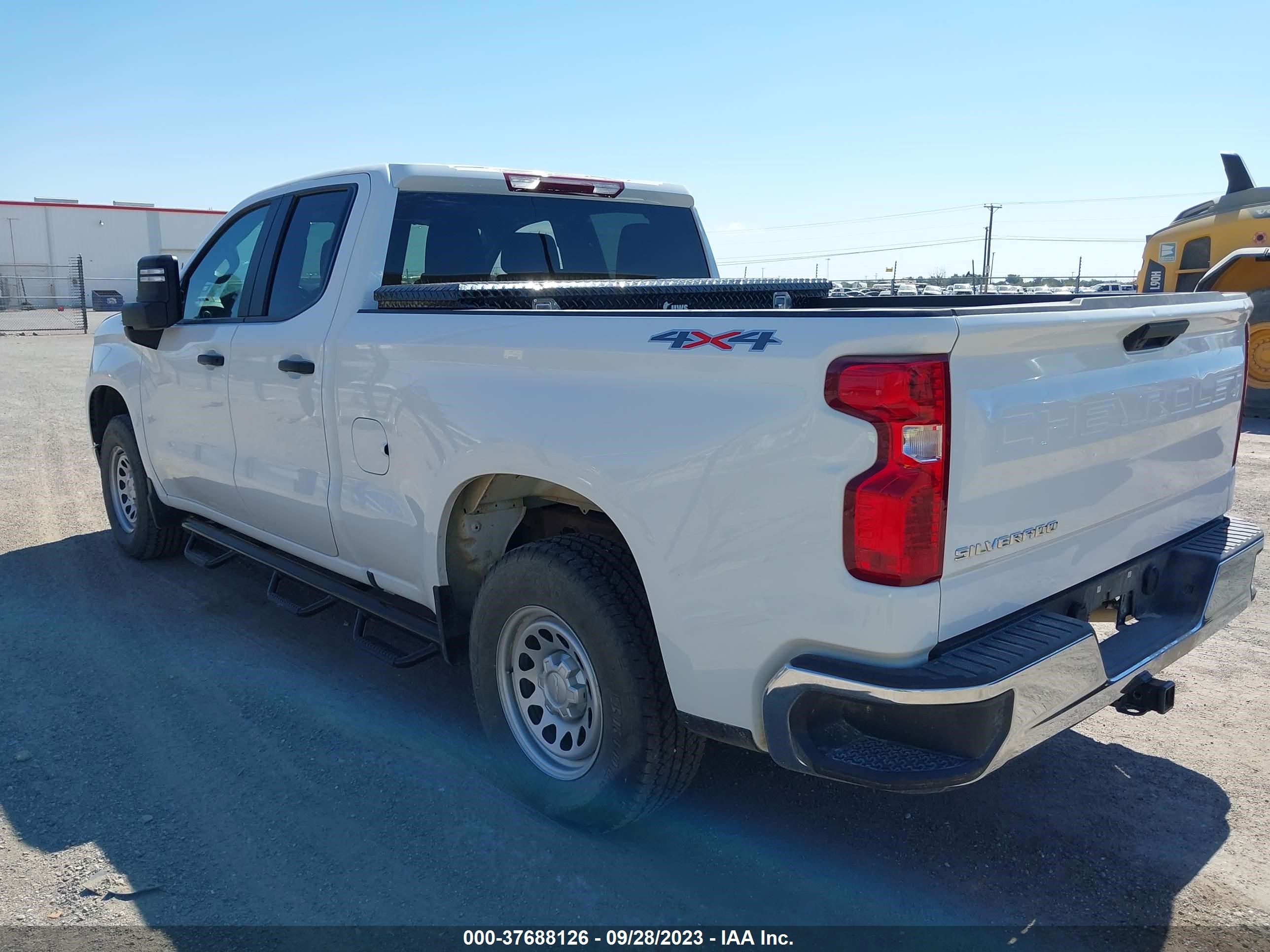 Photo 2 VIN: 1GCRDAED8PZ135987 - CHEVROLET SILVERADO 