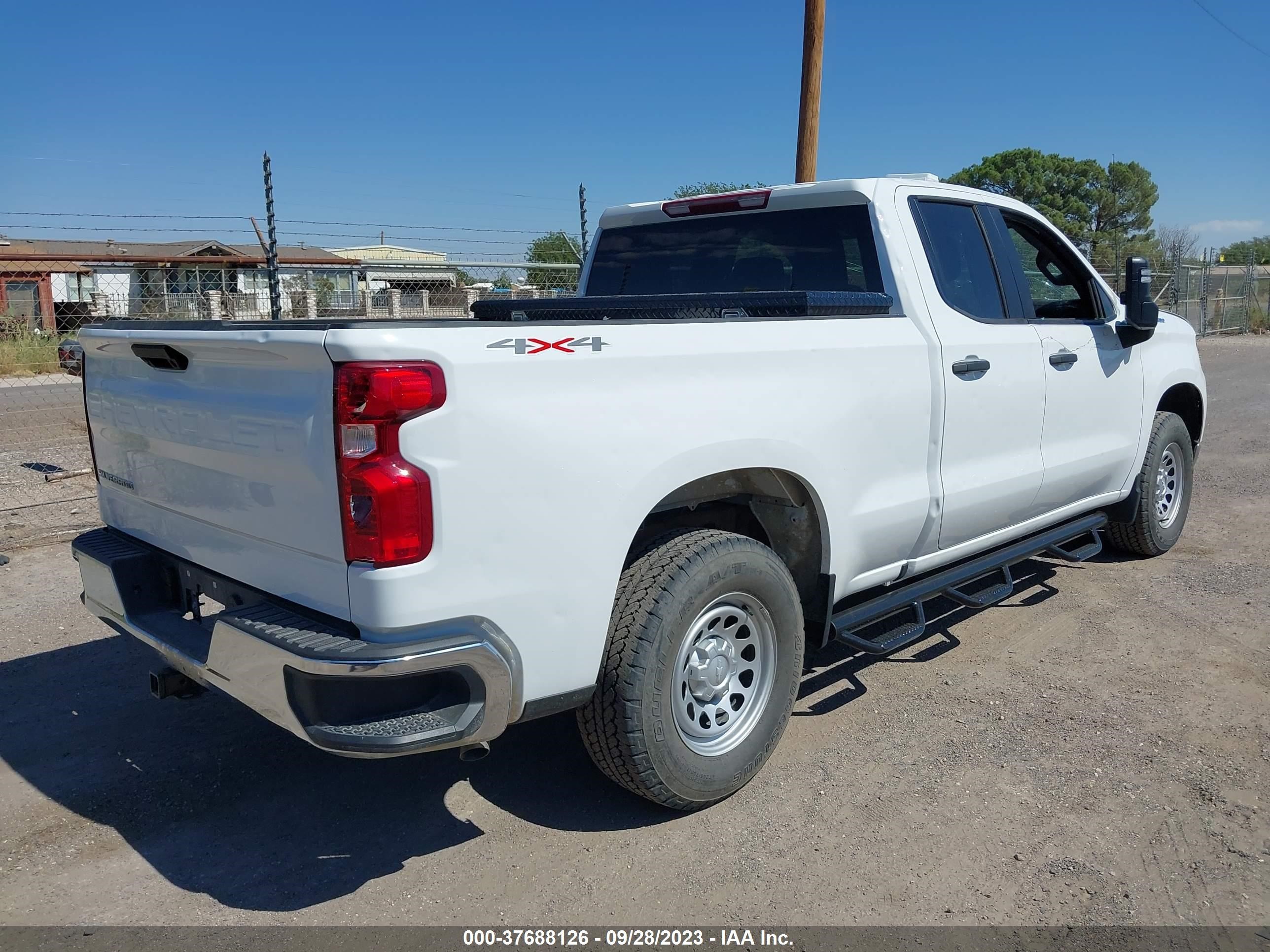 Photo 3 VIN: 1GCRDAED8PZ135987 - CHEVROLET SILVERADO 