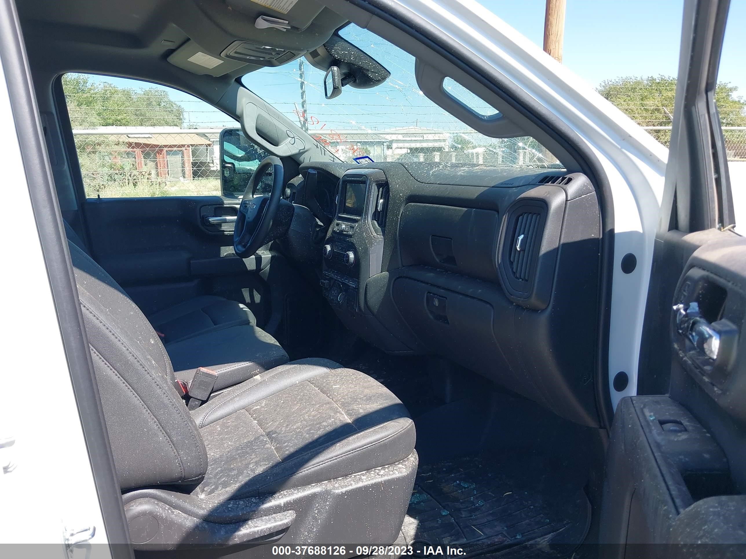 Photo 4 VIN: 1GCRDAED8PZ135987 - CHEVROLET SILVERADO 