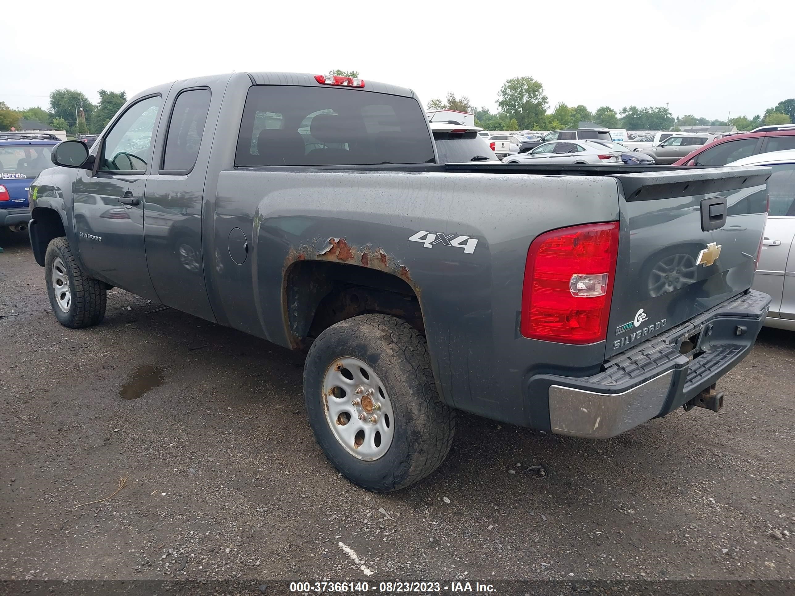 Photo 2 VIN: 1GCRKPE33BZ382665 - CHEVROLET SILVERADO 