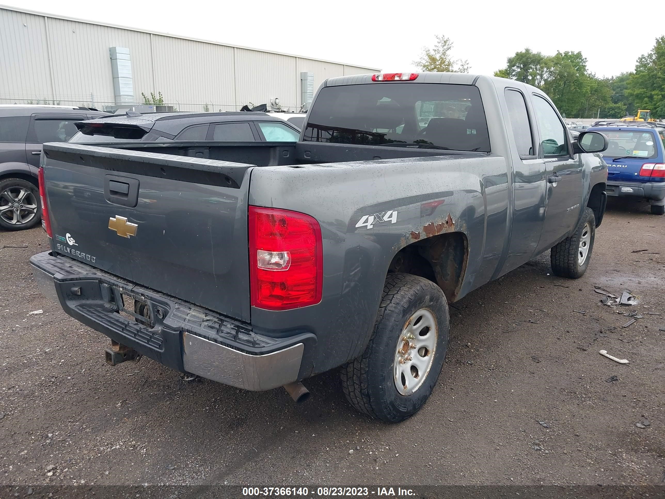 Photo 3 VIN: 1GCRKPE33BZ382665 - CHEVROLET SILVERADO 