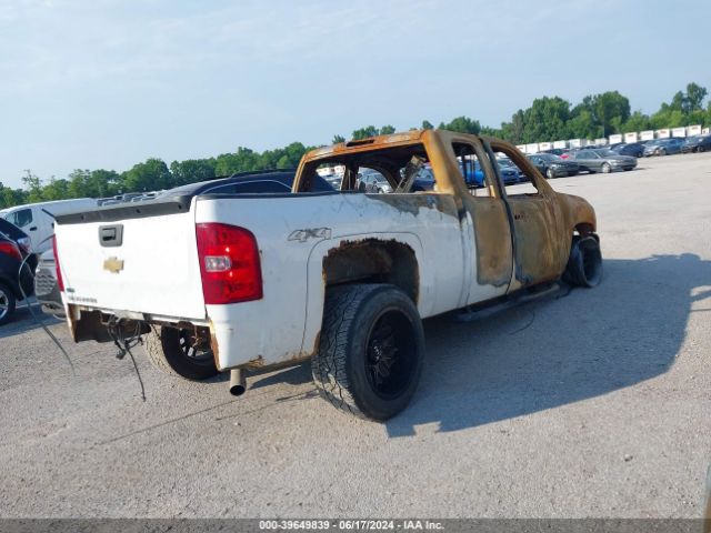 Photo 3 VIN: 1GCRKPE36BZ410281 - CHEVROLET SILVERADO 