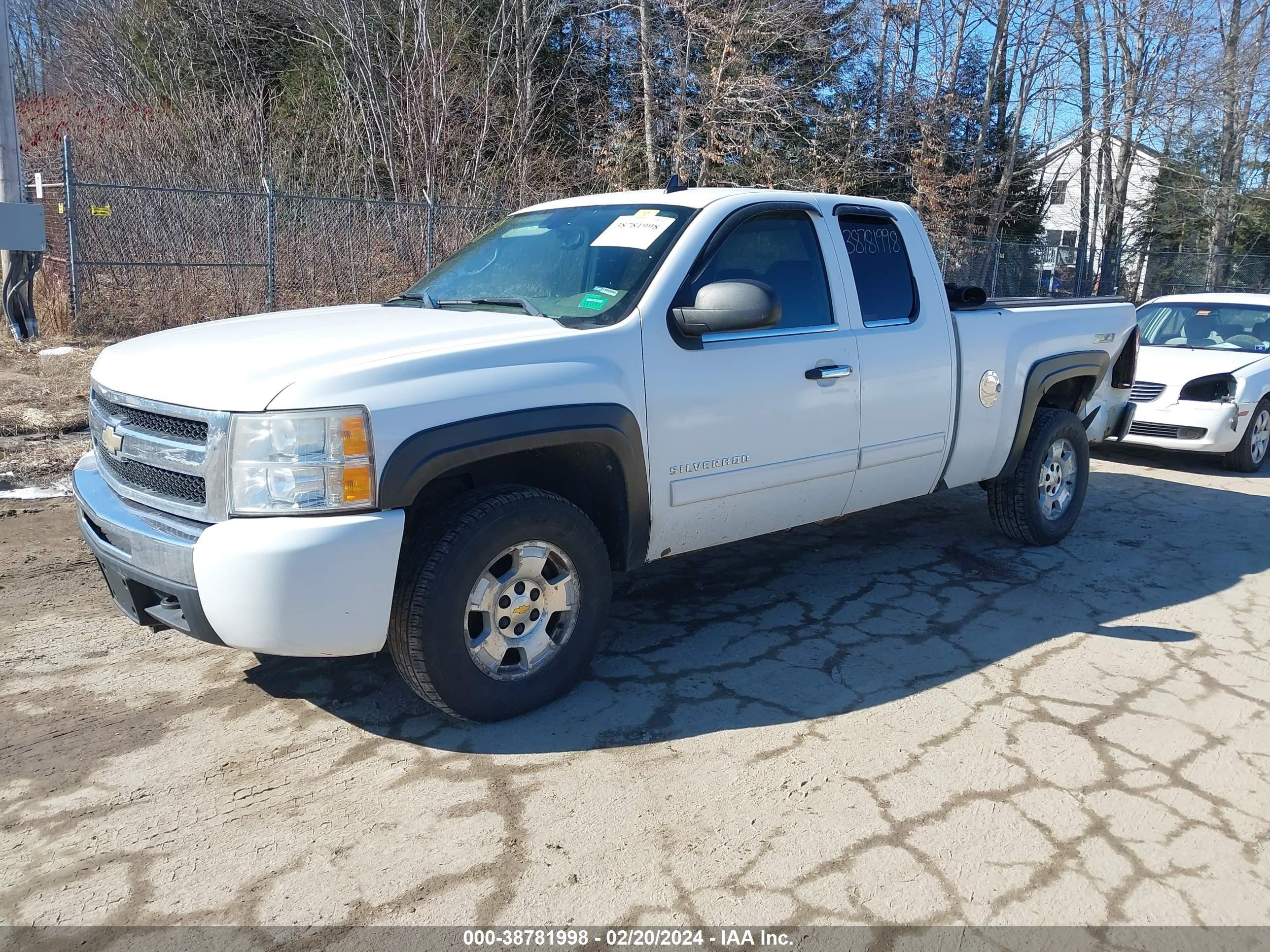 Photo 1 VIN: 1GCRKREA2BZ188459 - CHEVROLET SILVERADO 