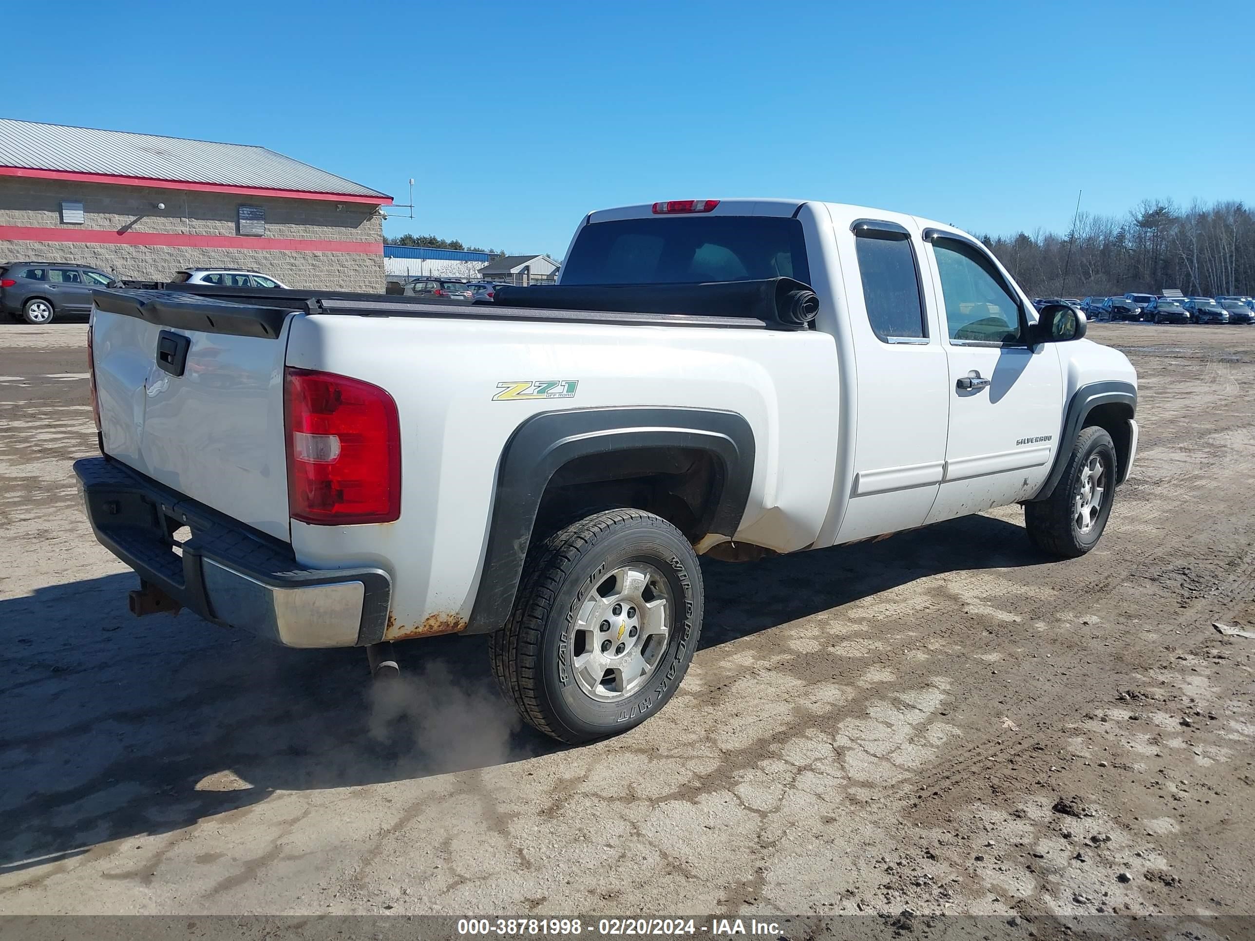 Photo 3 VIN: 1GCRKREA2BZ188459 - CHEVROLET SILVERADO 