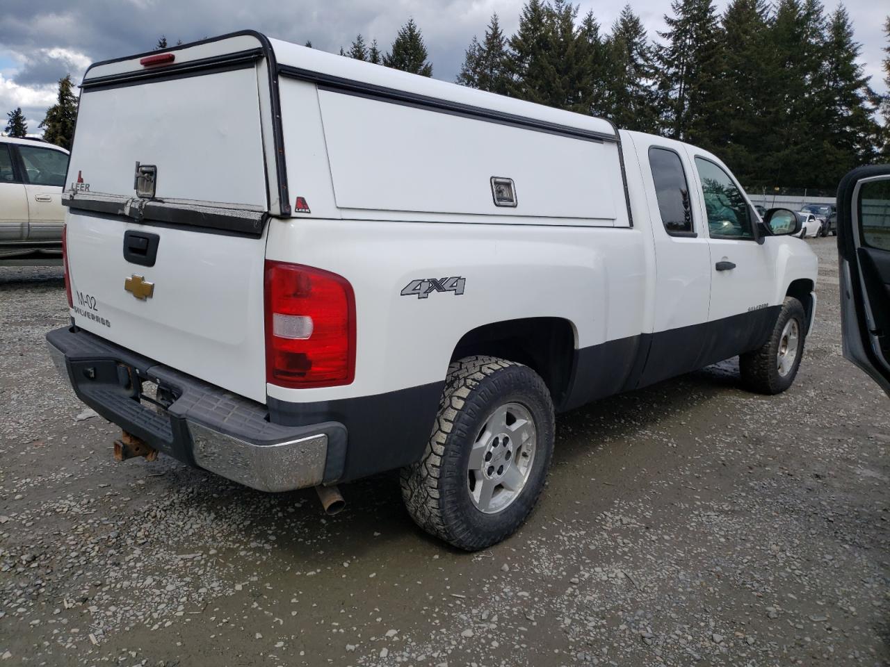 Photo 2 VIN: 1GCRKREA8BZ188661 - CHEVROLET SILVERADO 