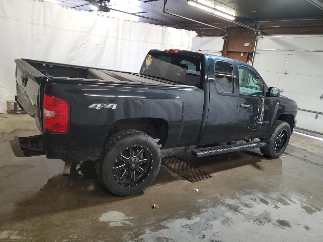 Photo 2 VIN: 1GCRKREAXBZ294318 - CHEVROLET SILVERADO 