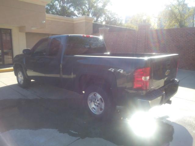 Photo 2 VIN: 1GCRKSE31BZ104088 - CHEVROLET SILVERADO 