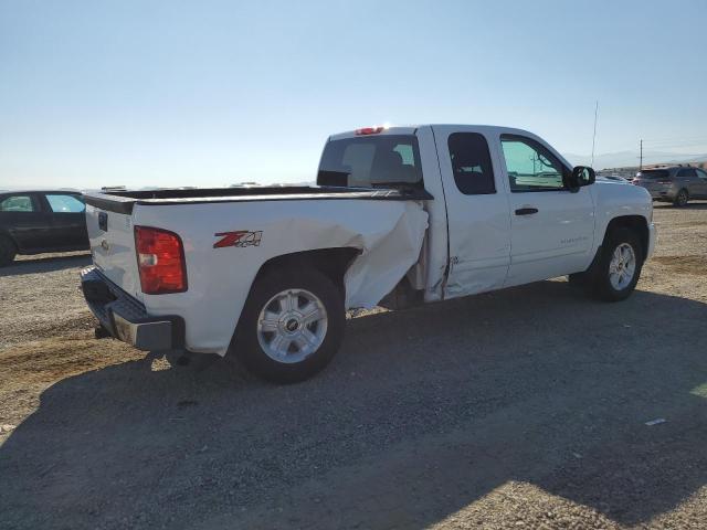 Photo 2 VIN: 1GCRKSE31BZ127631 - CHEVROLET SILVERADO 