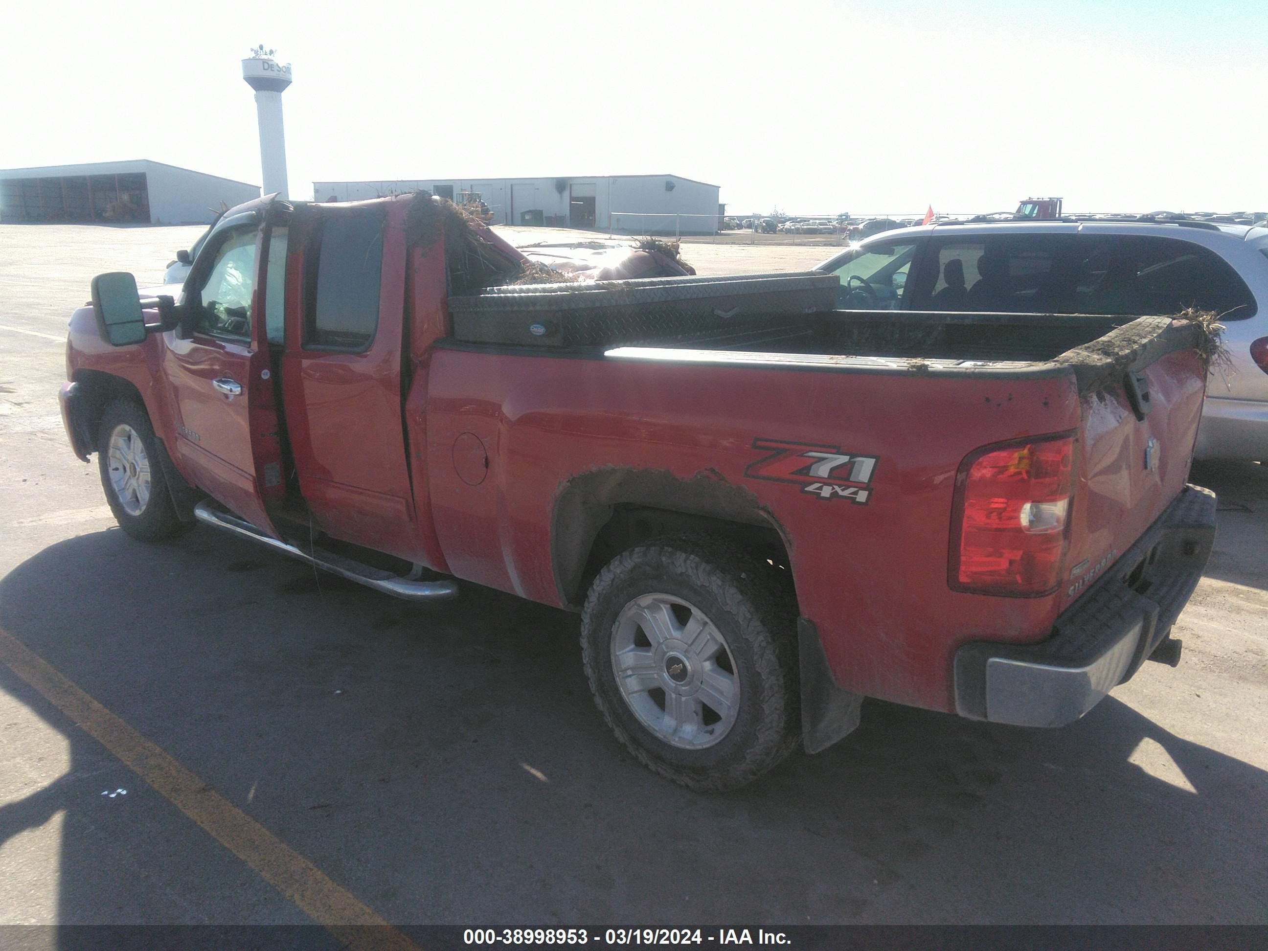 Photo 2 VIN: 1GCRKSE34BZ180534 - CHEVROLET SILVERADO 