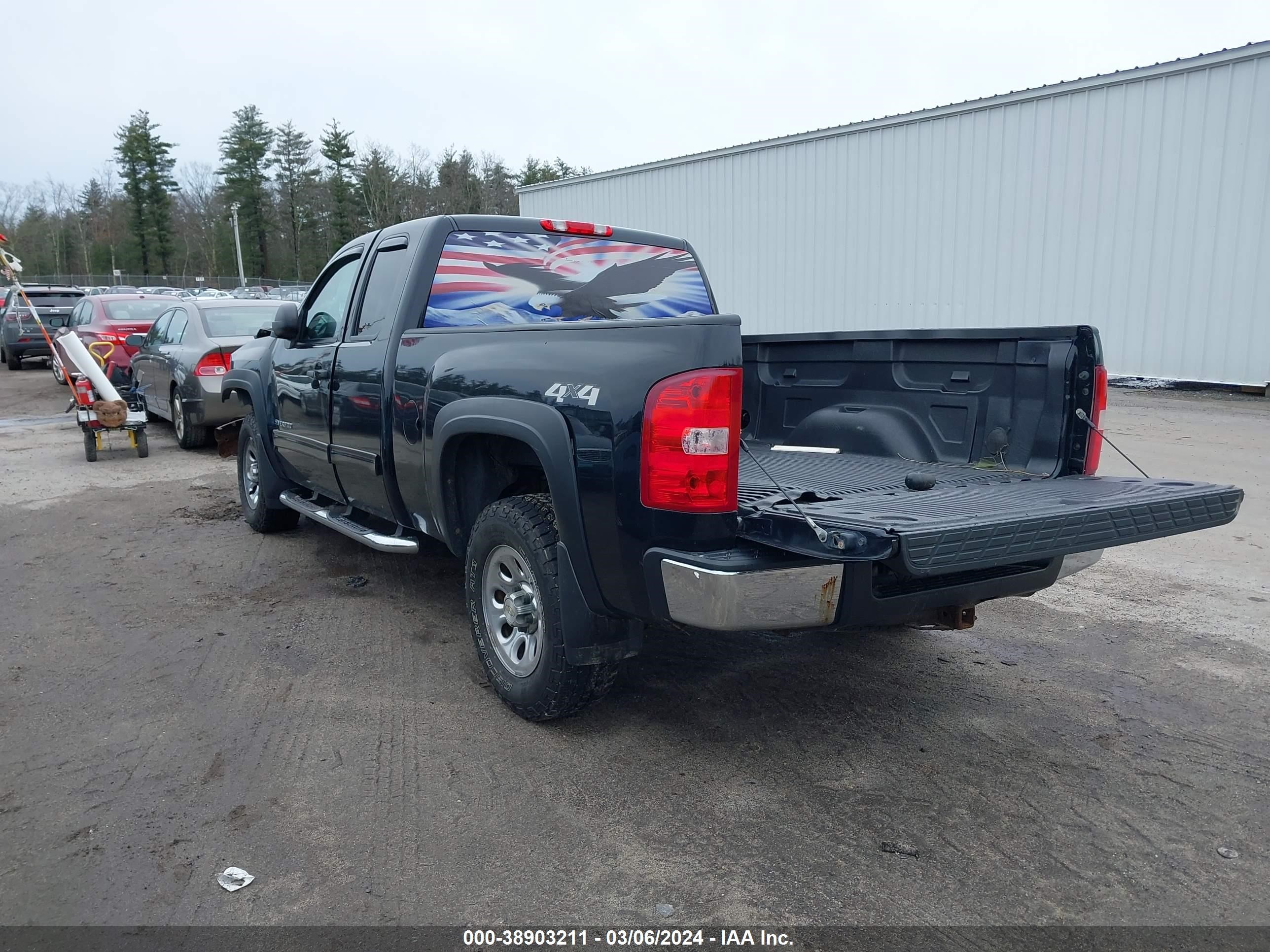 Photo 2 VIN: 1GCRKSE34BZ336233 - CHEVROLET SILVERADO 