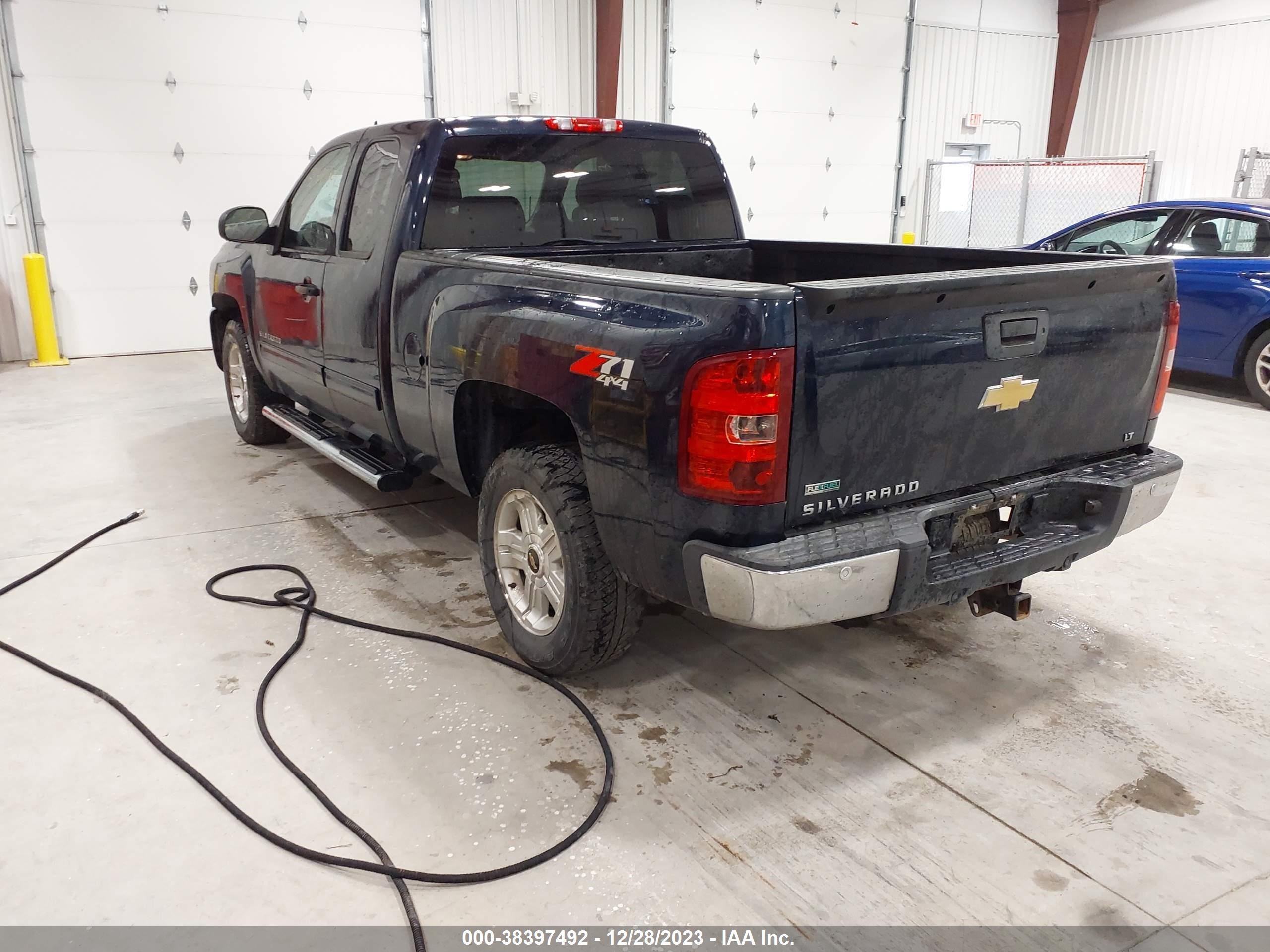 Photo 2 VIN: 1GCRKSE34BZ347023 - CHEVROLET SILVERADO 