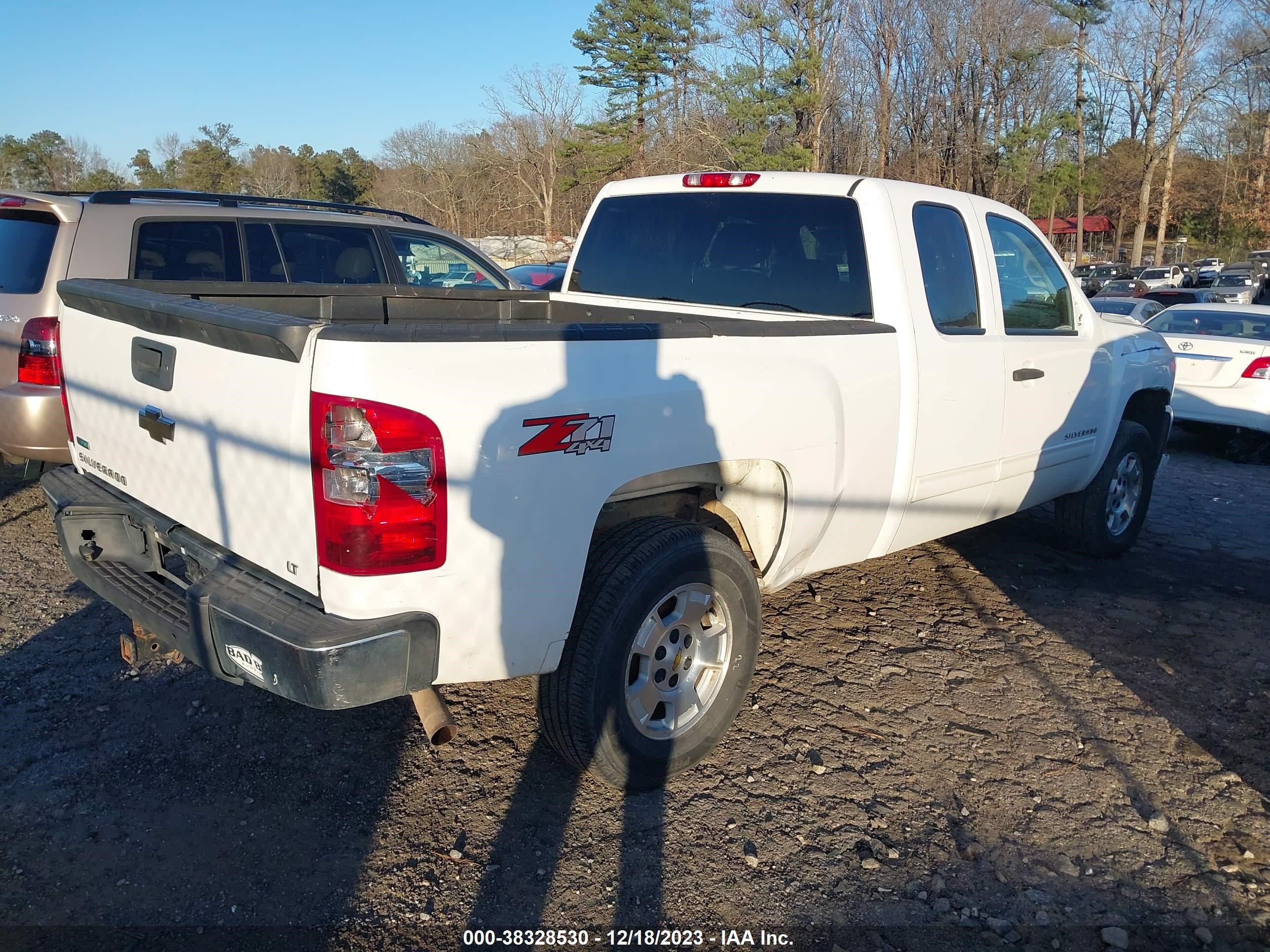 Photo 2 VIN: 1GCRKSE35BZ236755 - CHEVROLET SILVERADO 