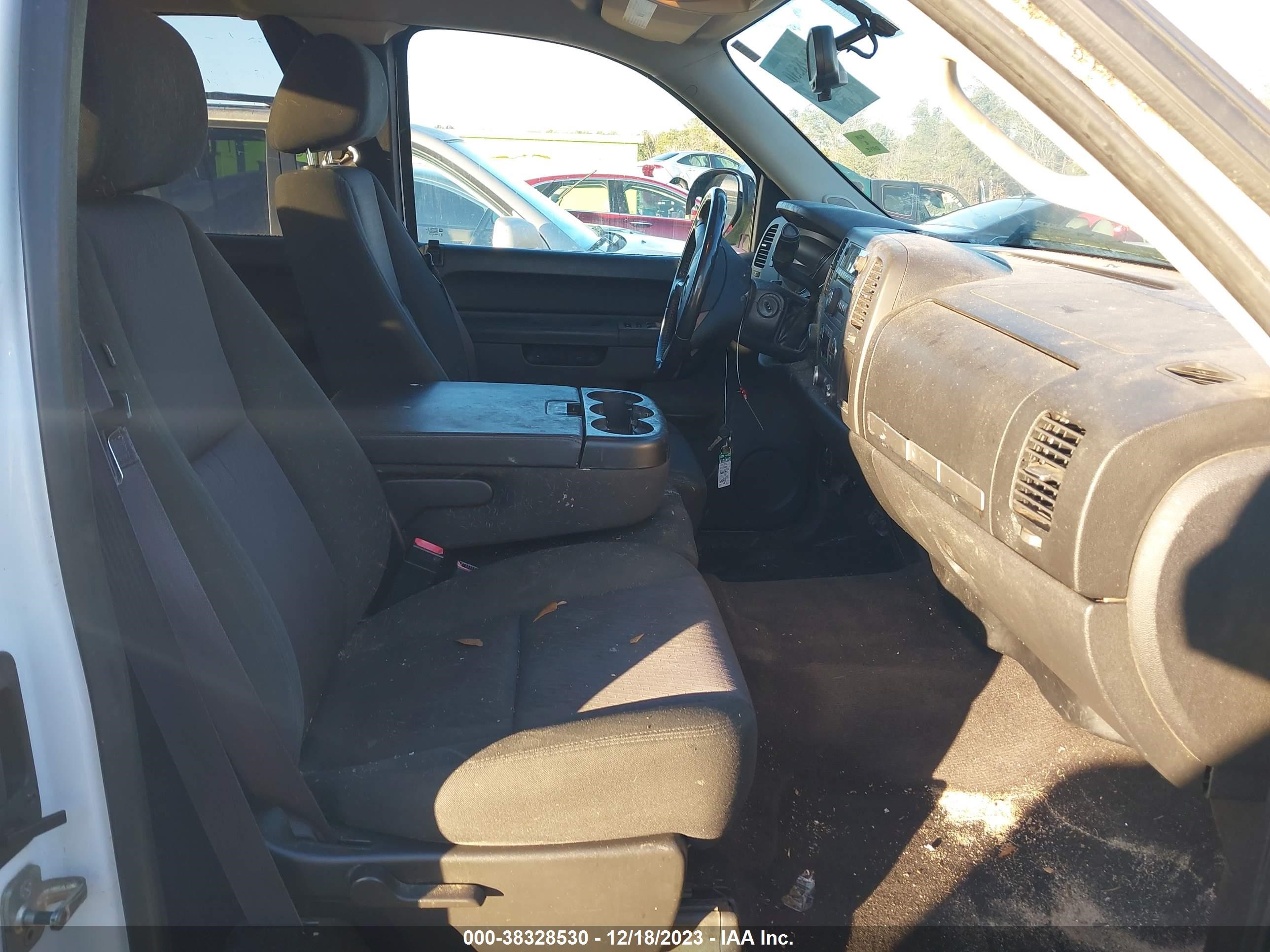 Photo 3 VIN: 1GCRKSE35BZ236755 - CHEVROLET SILVERADO 