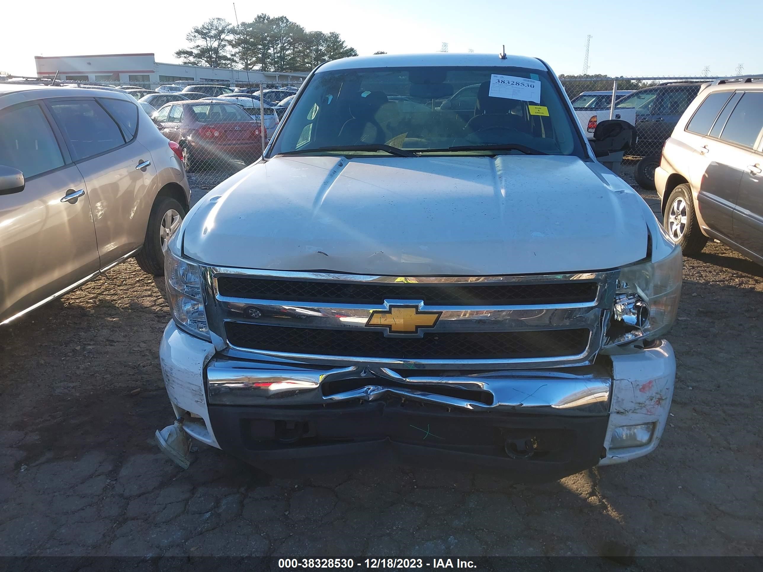 Photo 4 VIN: 1GCRKSE35BZ236755 - CHEVROLET SILVERADO 