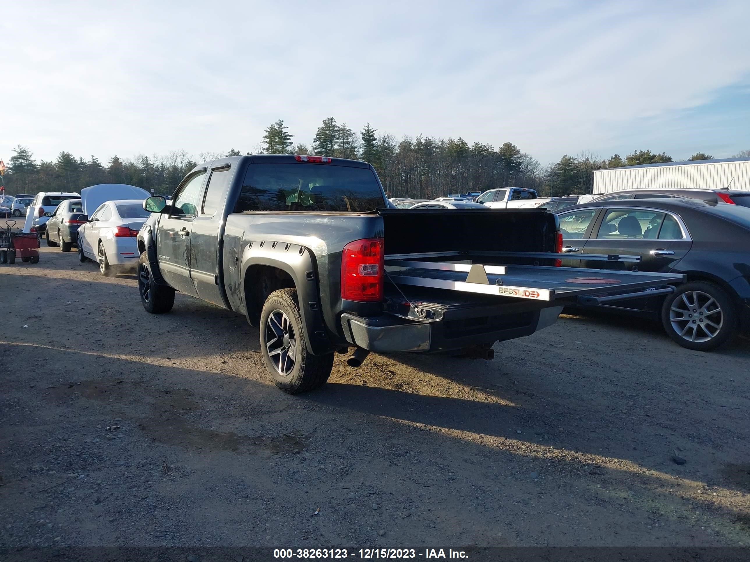 Photo 2 VIN: 1GCRKSE35BZ314886 - CHEVROLET SILVERADO 