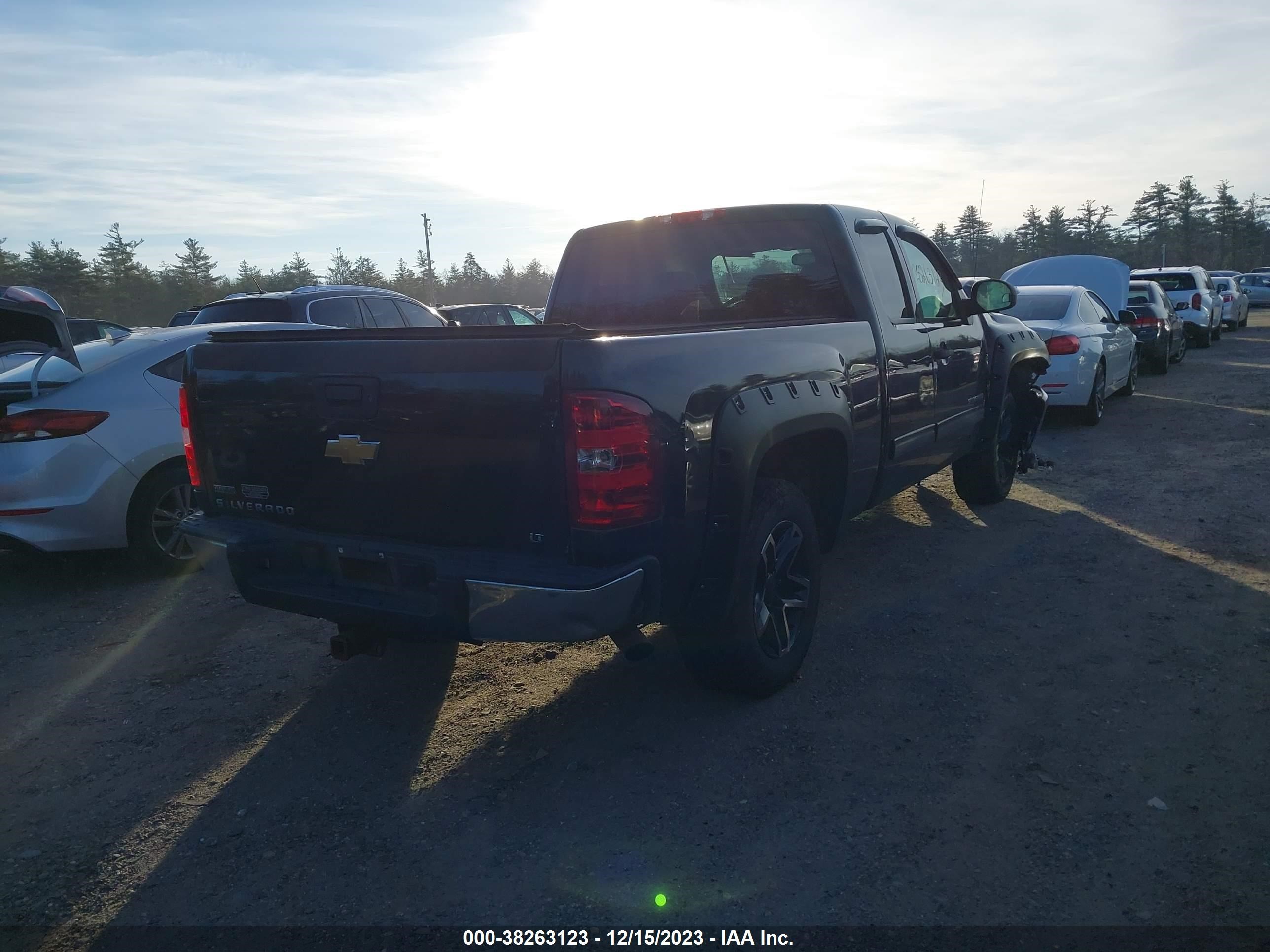 Photo 3 VIN: 1GCRKSE35BZ314886 - CHEVROLET SILVERADO 