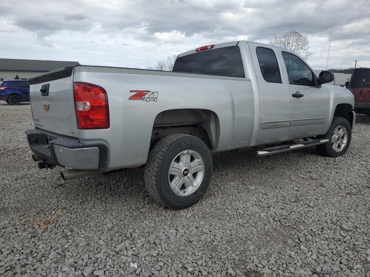 Photo 2 VIN: 1GCRKSE35BZ335768 - CHEVROLET SILVERADO 