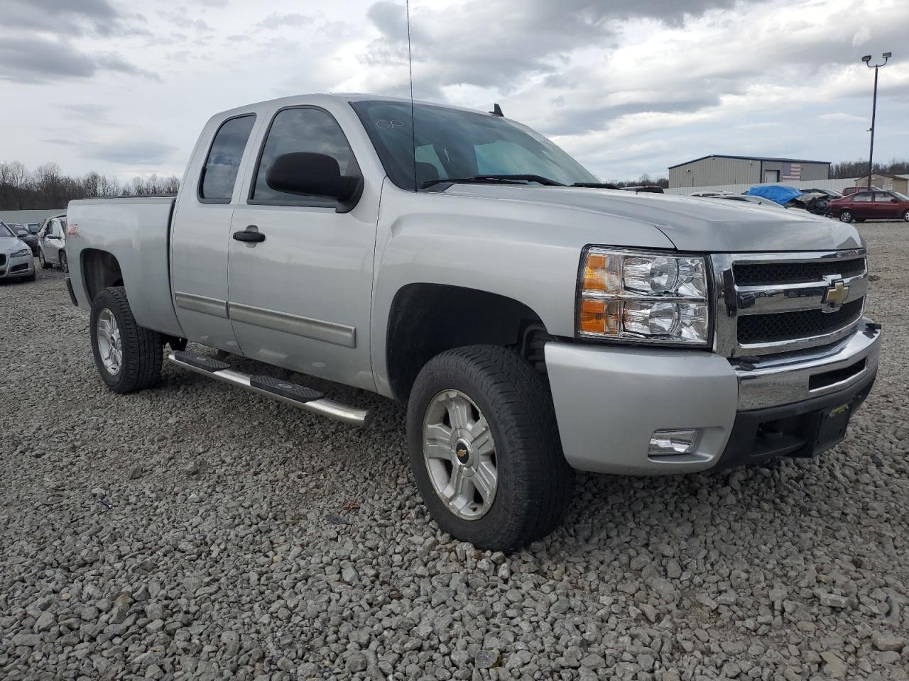 Photo 3 VIN: 1GCRKSE35BZ335768 - CHEVROLET SILVERADO 