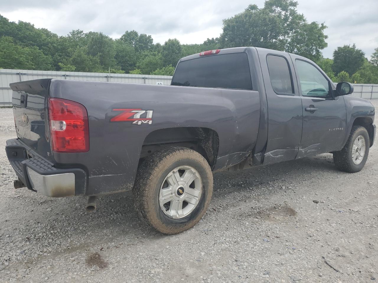 Photo 2 VIN: 1GCRKSE37BZ333312 - CHEVROLET SILVERADO 