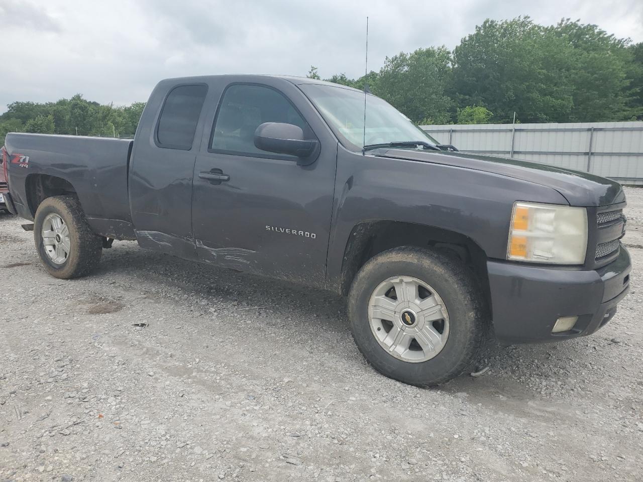 Photo 3 VIN: 1GCRKSE37BZ333312 - CHEVROLET SILVERADO 