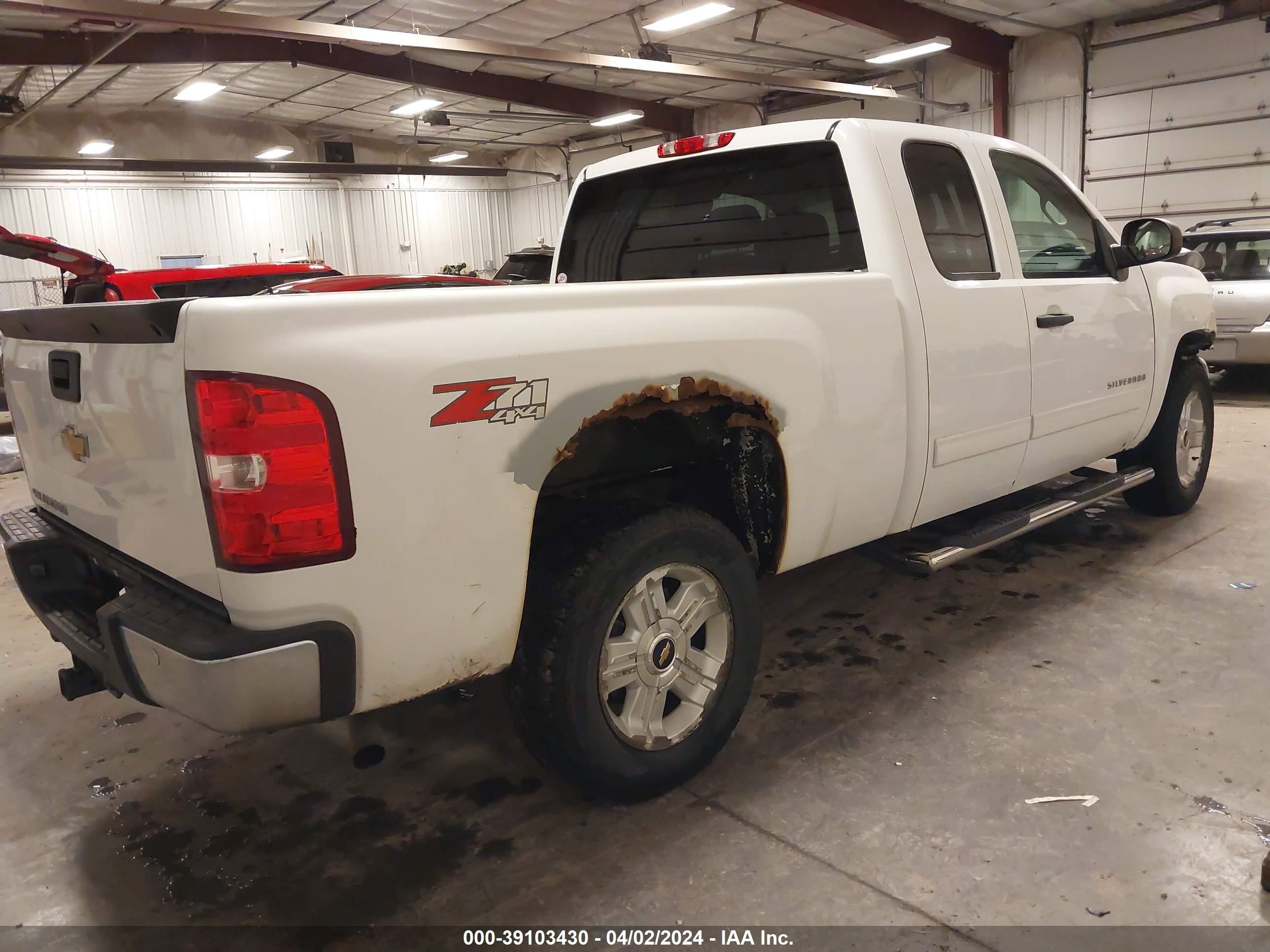 Photo 3 VIN: 1GCRKSE38BZ337546 - CHEVROLET SILVERADO 