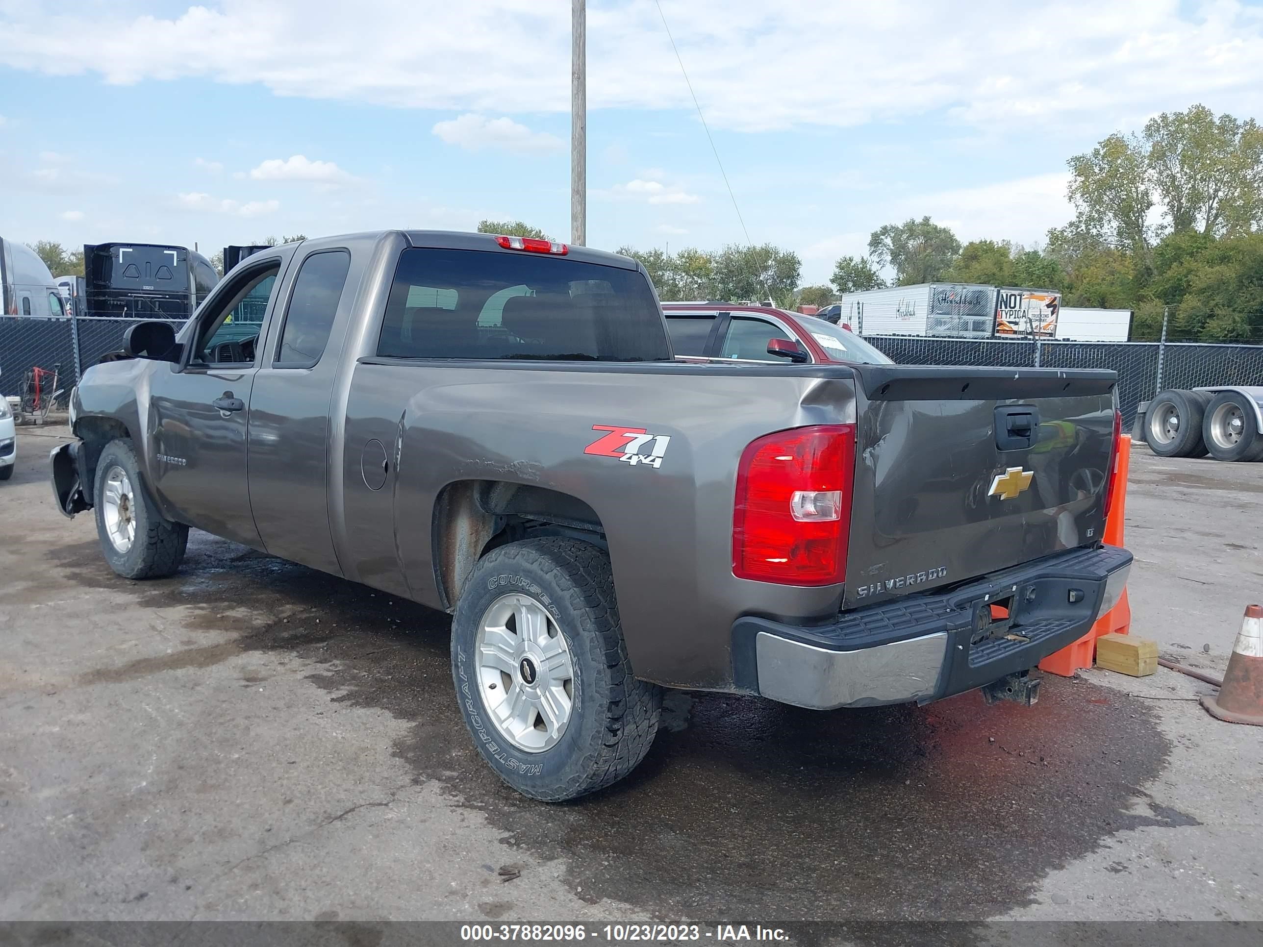 Photo 2 VIN: 1GCRKSE70CZ210665 - CHEVROLET SILVERADO 