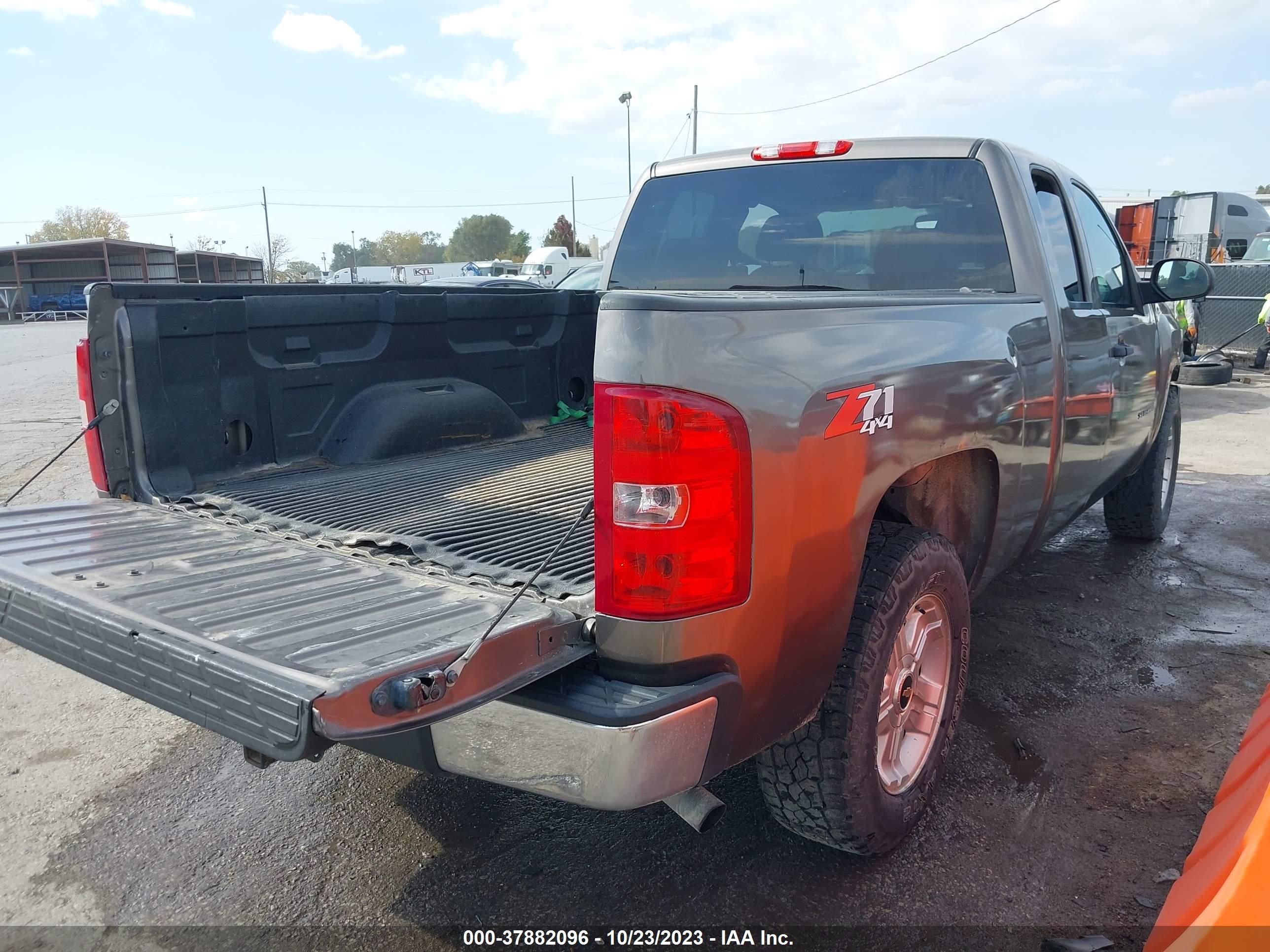 Photo 3 VIN: 1GCRKSE70CZ210665 - CHEVROLET SILVERADO 