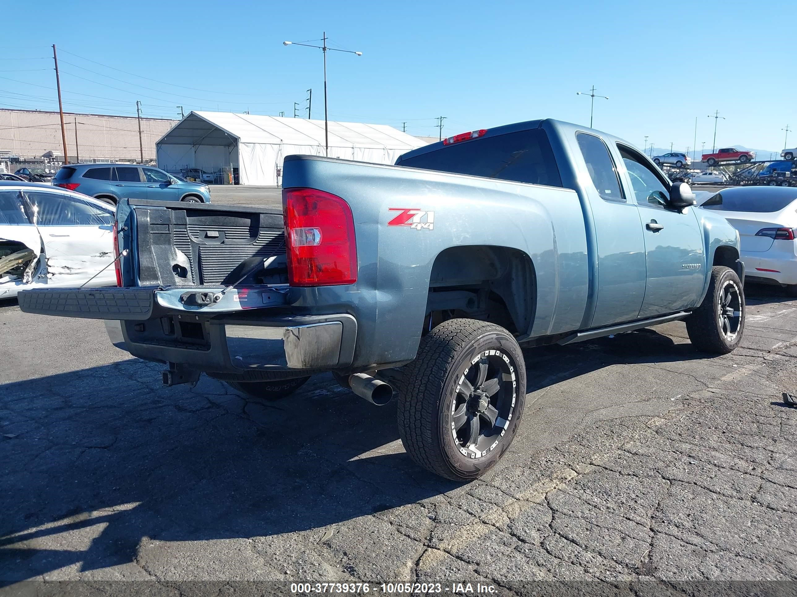 Photo 3 VIN: 1GCRKSE70DZ317037 - CHEVROLET SILVERADO 