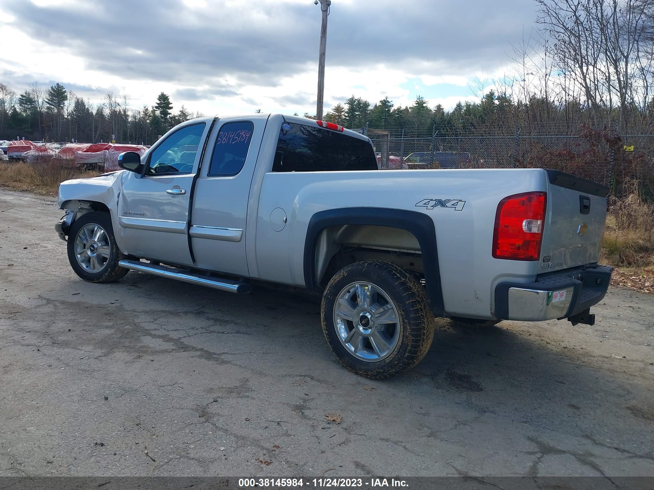 Photo 2 VIN: 1GCRKSE72DZ166198 - CHEVROLET SILVERADO 