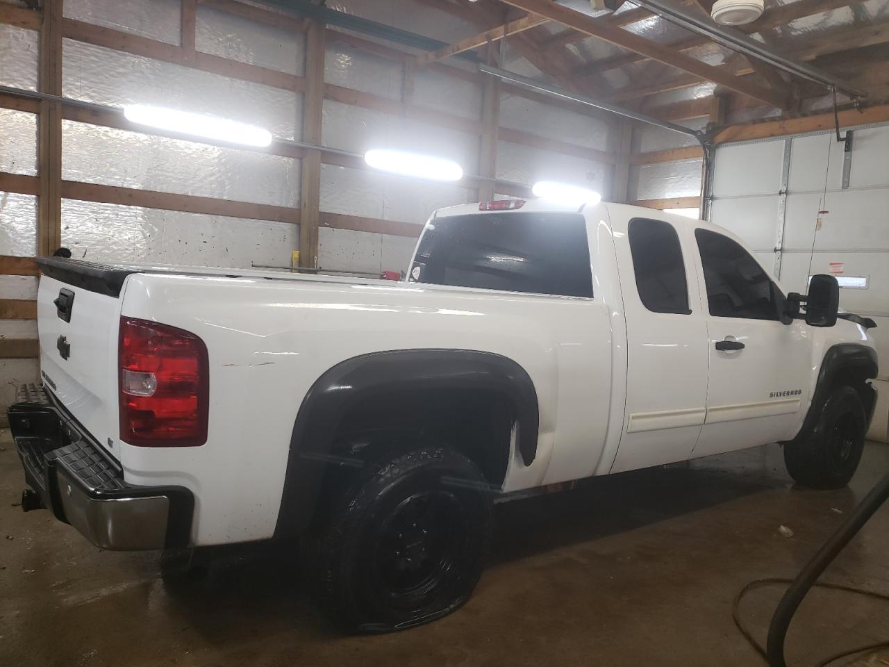 Photo 2 VIN: 1GCRKSE73DZ282929 - CHEVROLET SILVERADO 