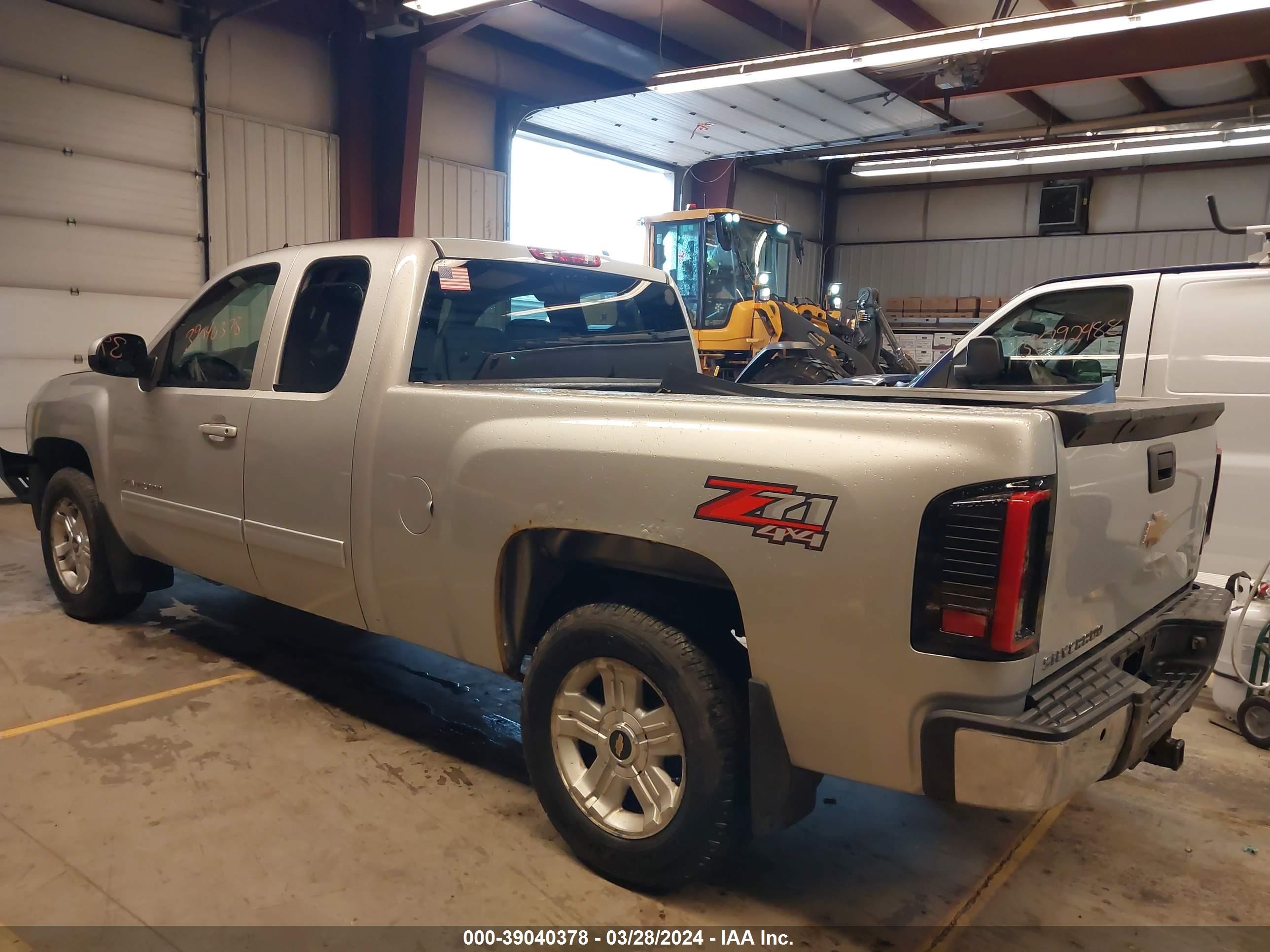 Photo 2 VIN: 1GCRKSE73DZ328467 - CHEVROLET SILVERADO 