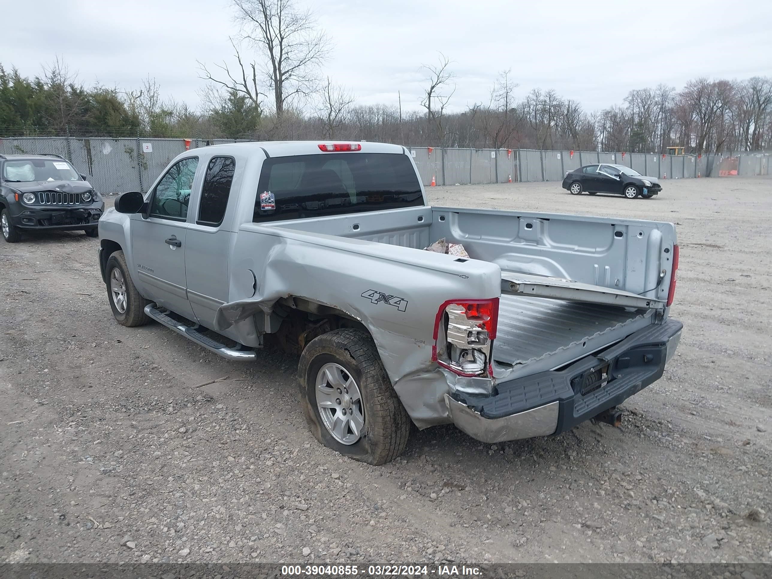 Photo 2 VIN: 1GCRKSE74DZ361719 - CHEVROLET SILVERADO 