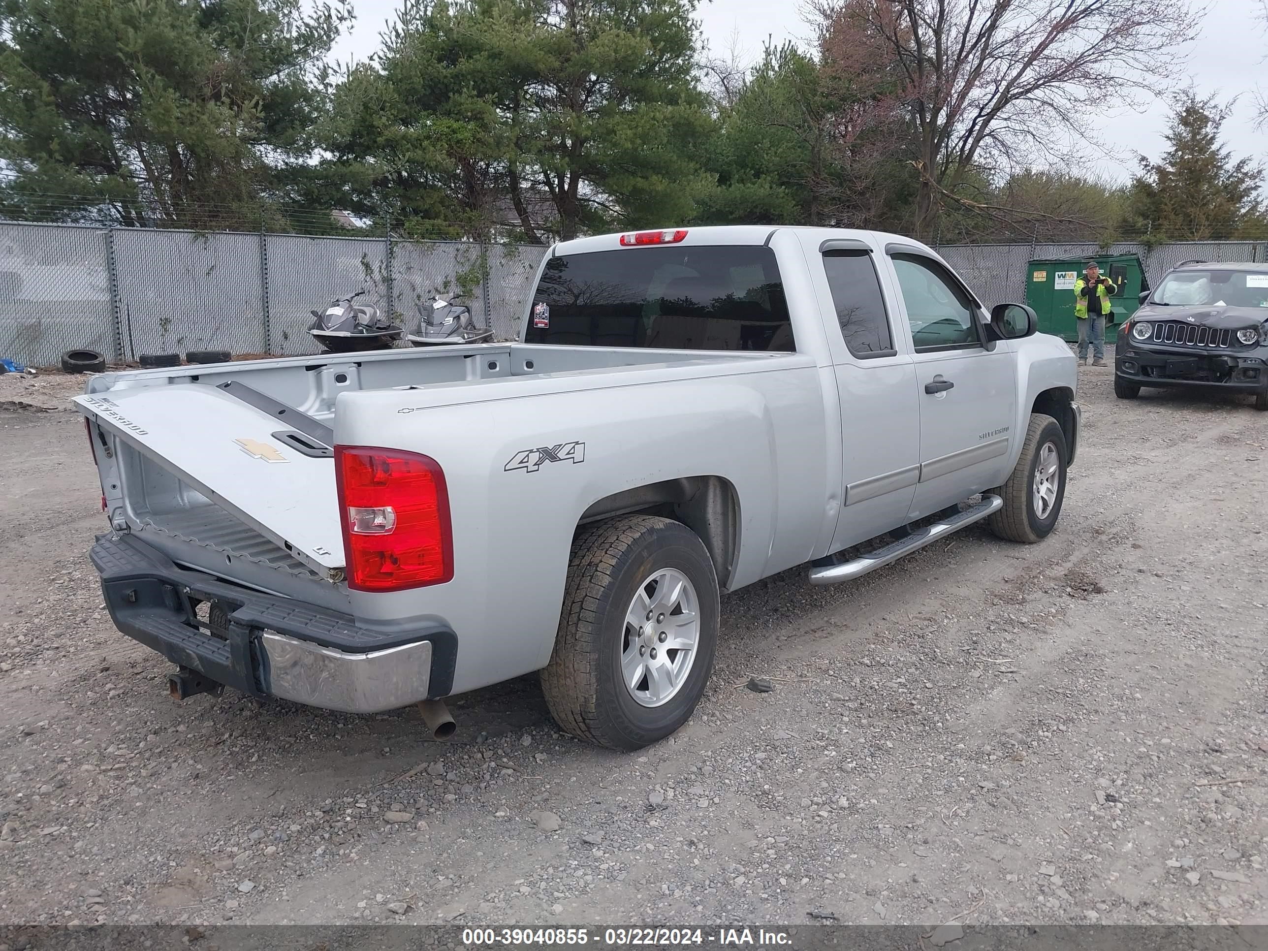 Photo 3 VIN: 1GCRKSE74DZ361719 - CHEVROLET SILVERADO 