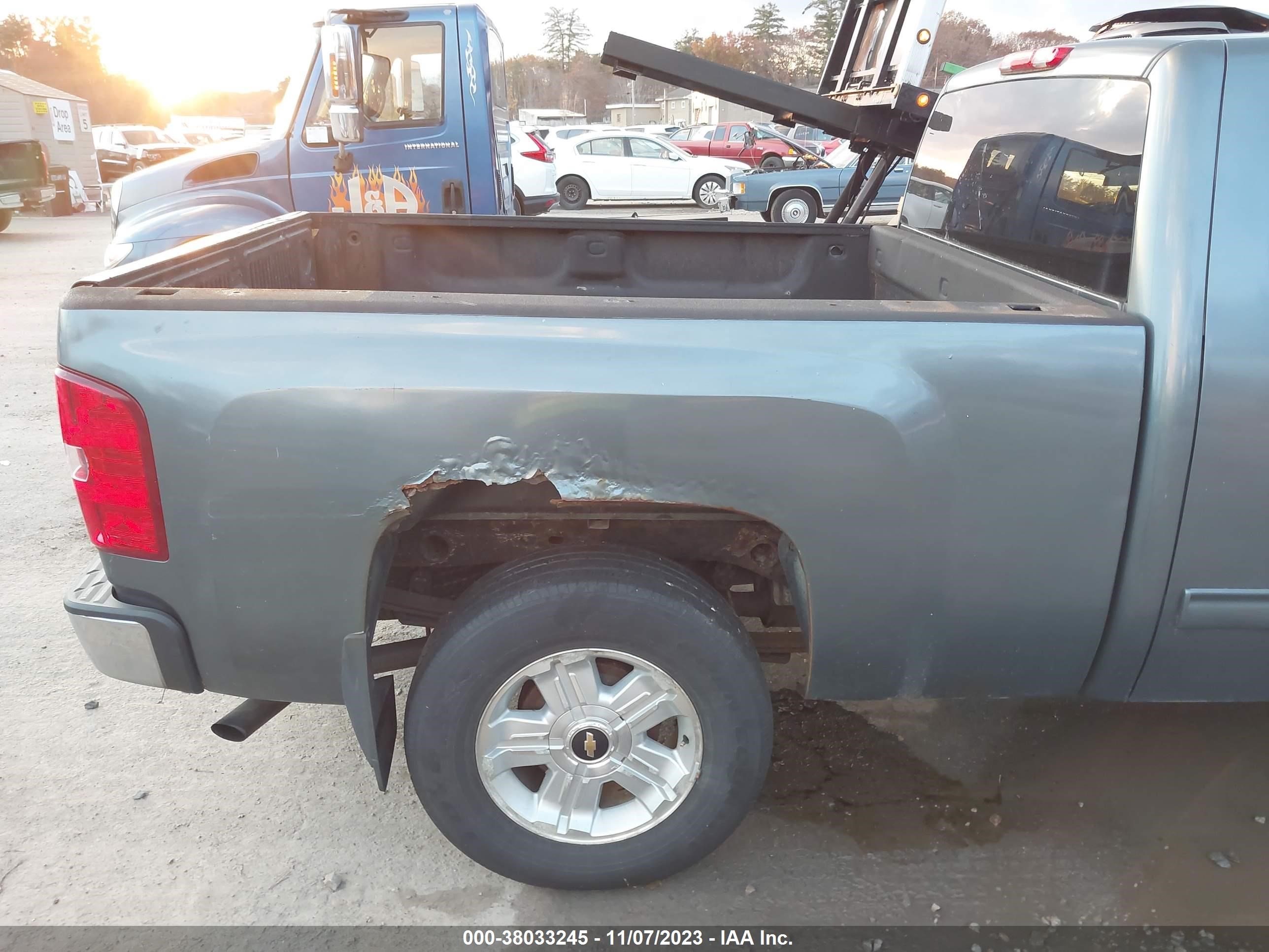 Photo 5 VIN: 1GCRKSE75CZ305402 - CHEVROLET SILVERADO 