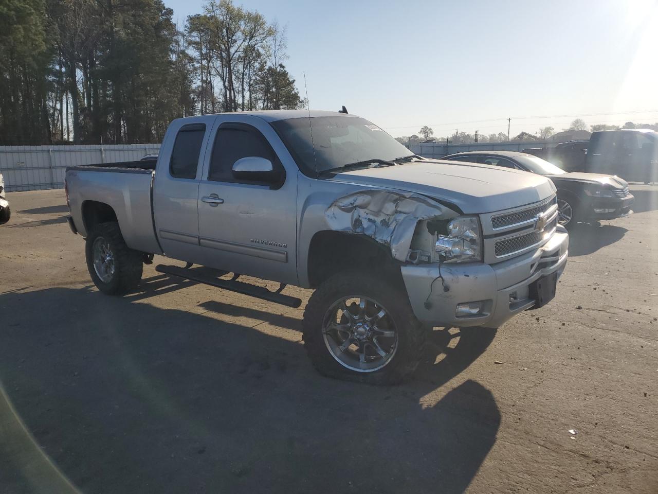 Photo 3 VIN: 1GCRKSE75DZ388847 - CHEVROLET SILVERADO 