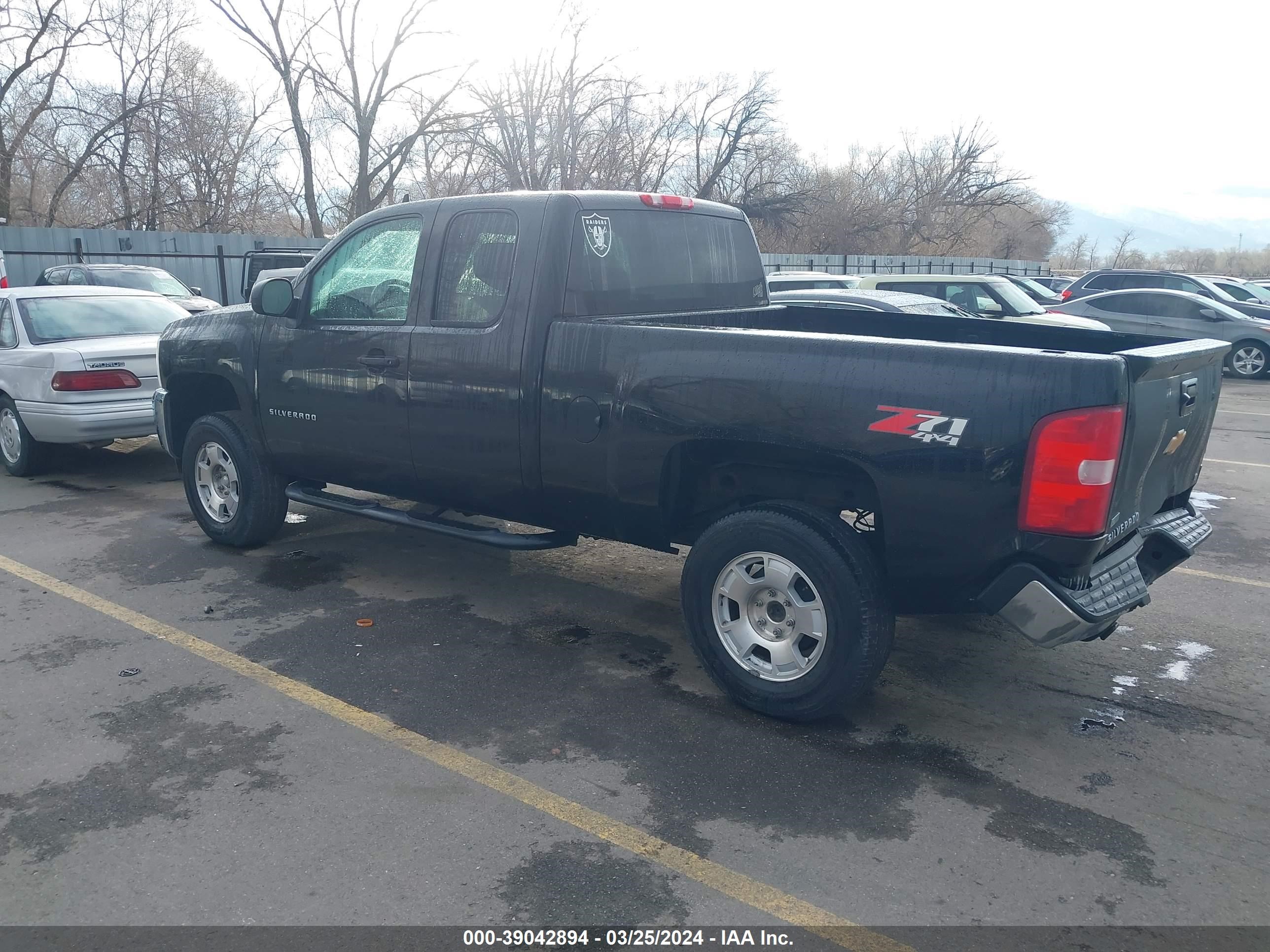 Photo 2 VIN: 1GCRKSE77CZ240763 - CHEVROLET SILVERADO 